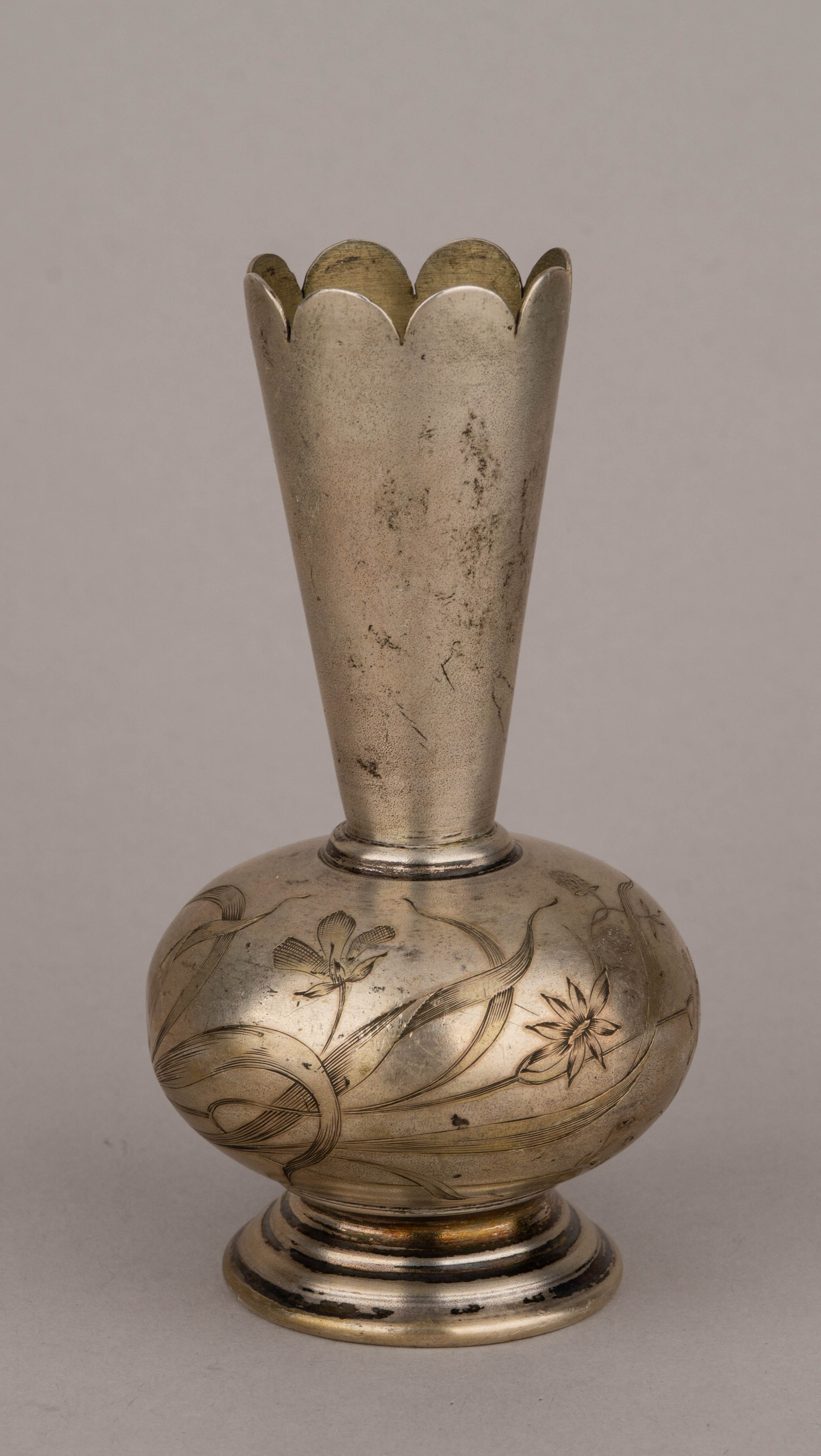 Две вазочки с изображением цветов. 
Россия, Москва, мастер-монограммист «ФЯ», 1899–1908 годы.