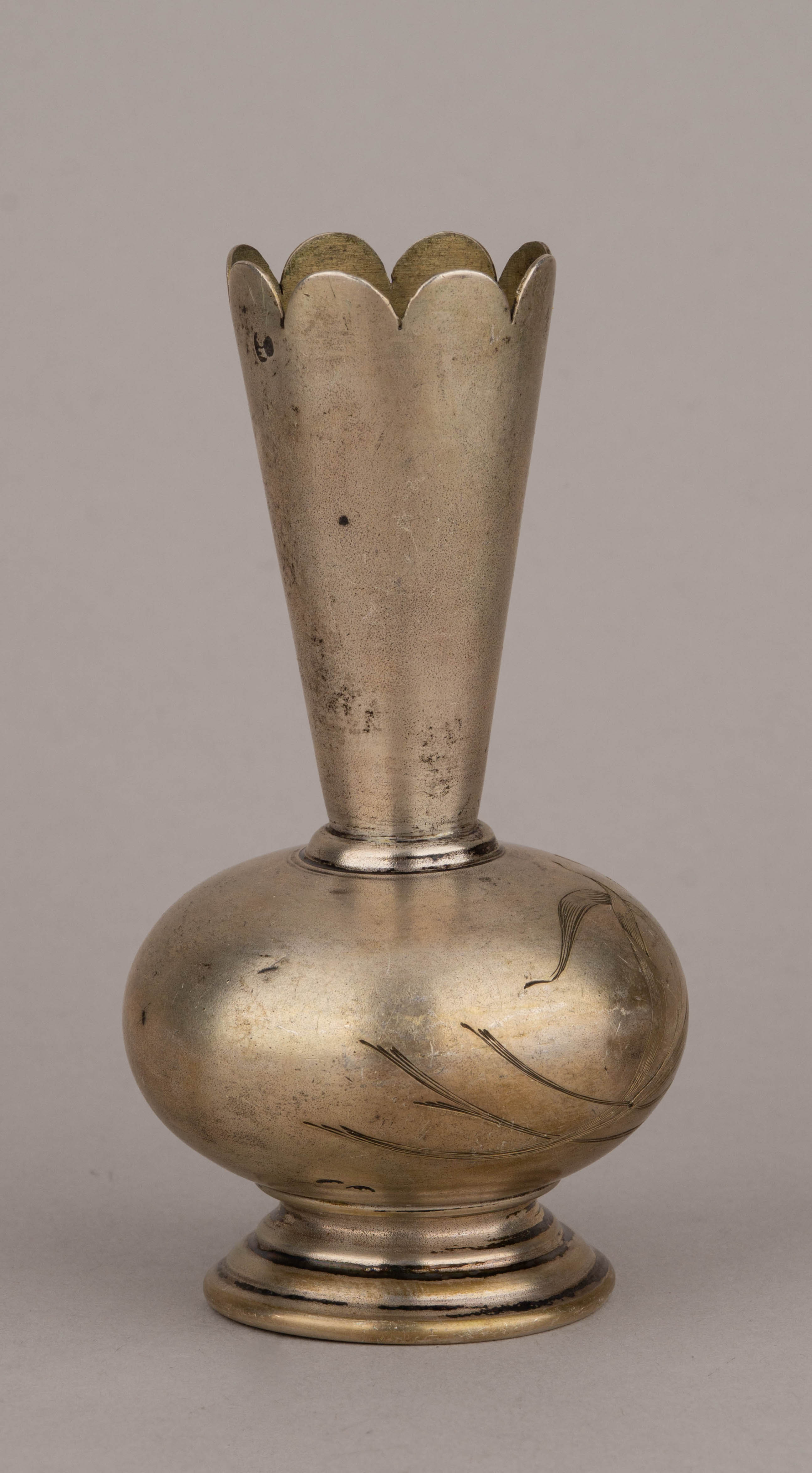 Две вазочки с изображением цветов. 
Россия, Москва, мастер-монограммист «ФЯ», 1899–1908 годы.