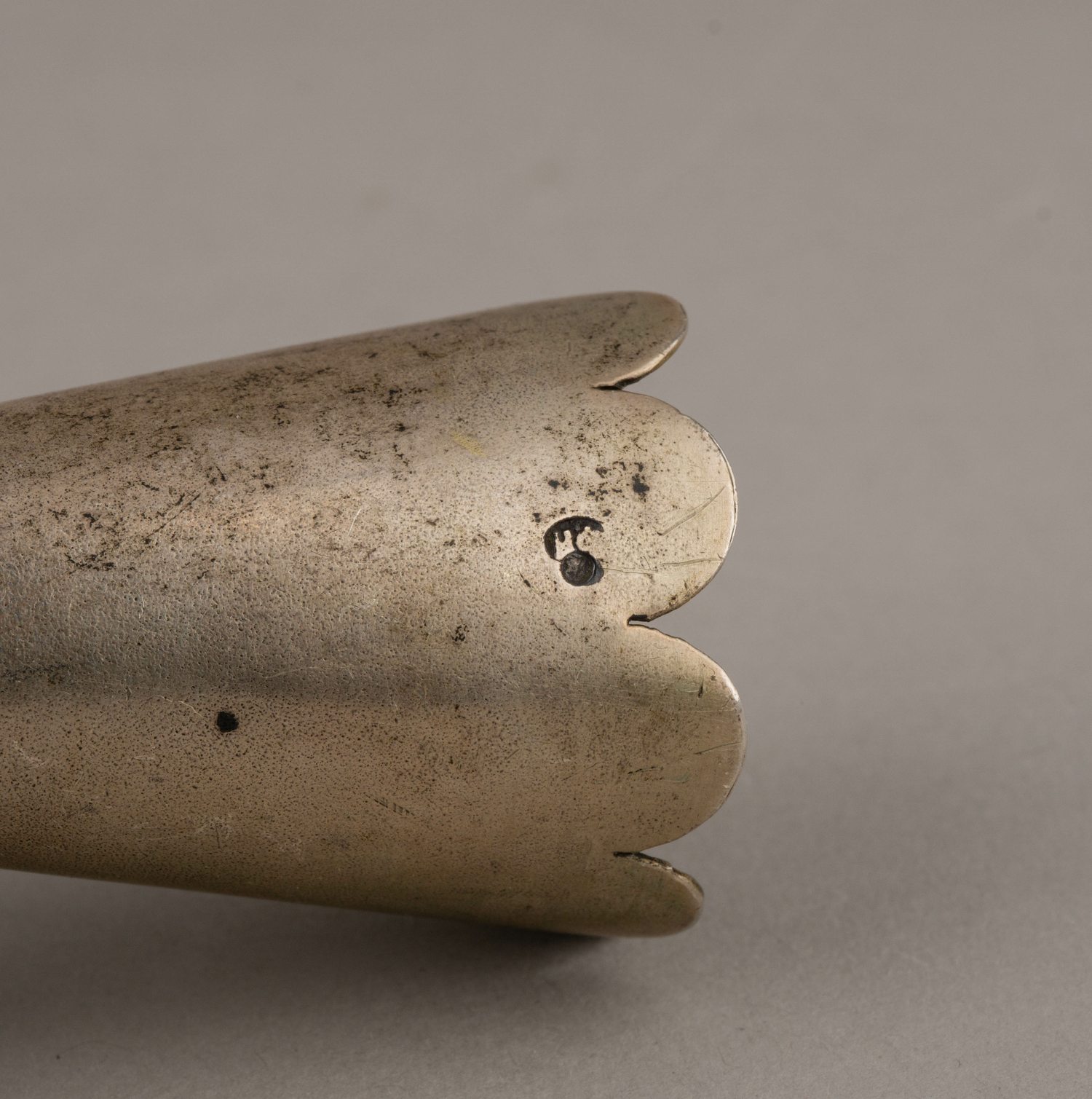 Две вазочки с изображением цветов. 
Россия, Москва, мастер-монограммист «ФЯ», 1899–1908 годы.