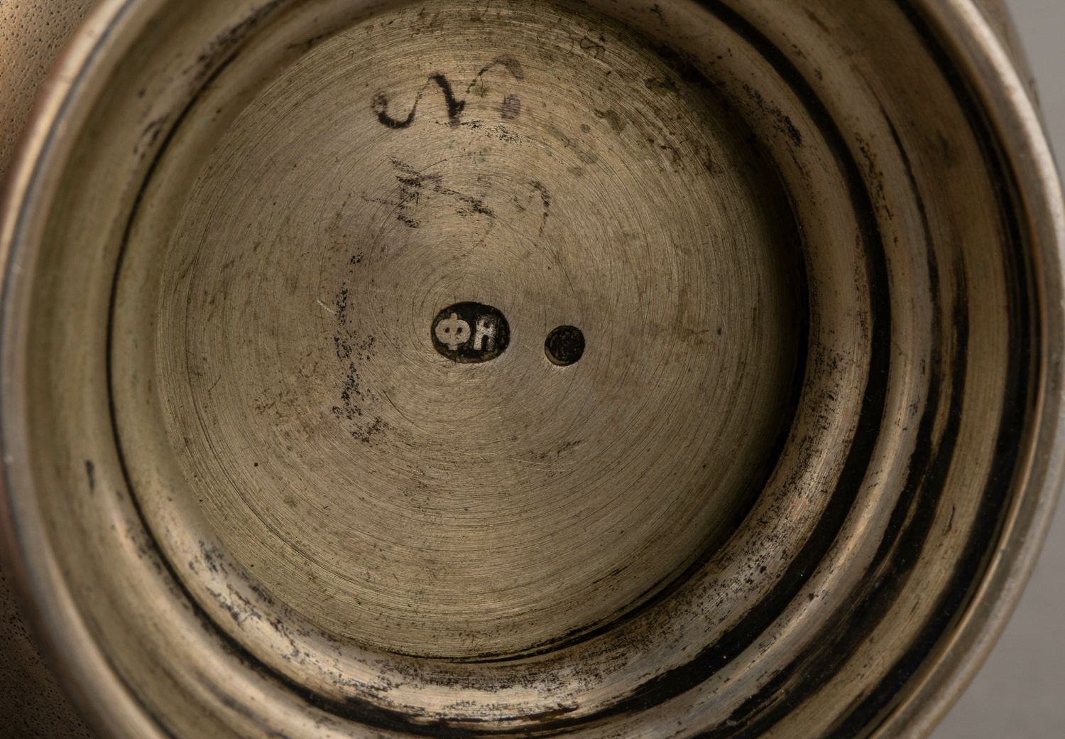 Две вазочки с изображением цветов. 
Россия, Москва, мастер-монограммист «ФЯ», 1899–1908 годы.