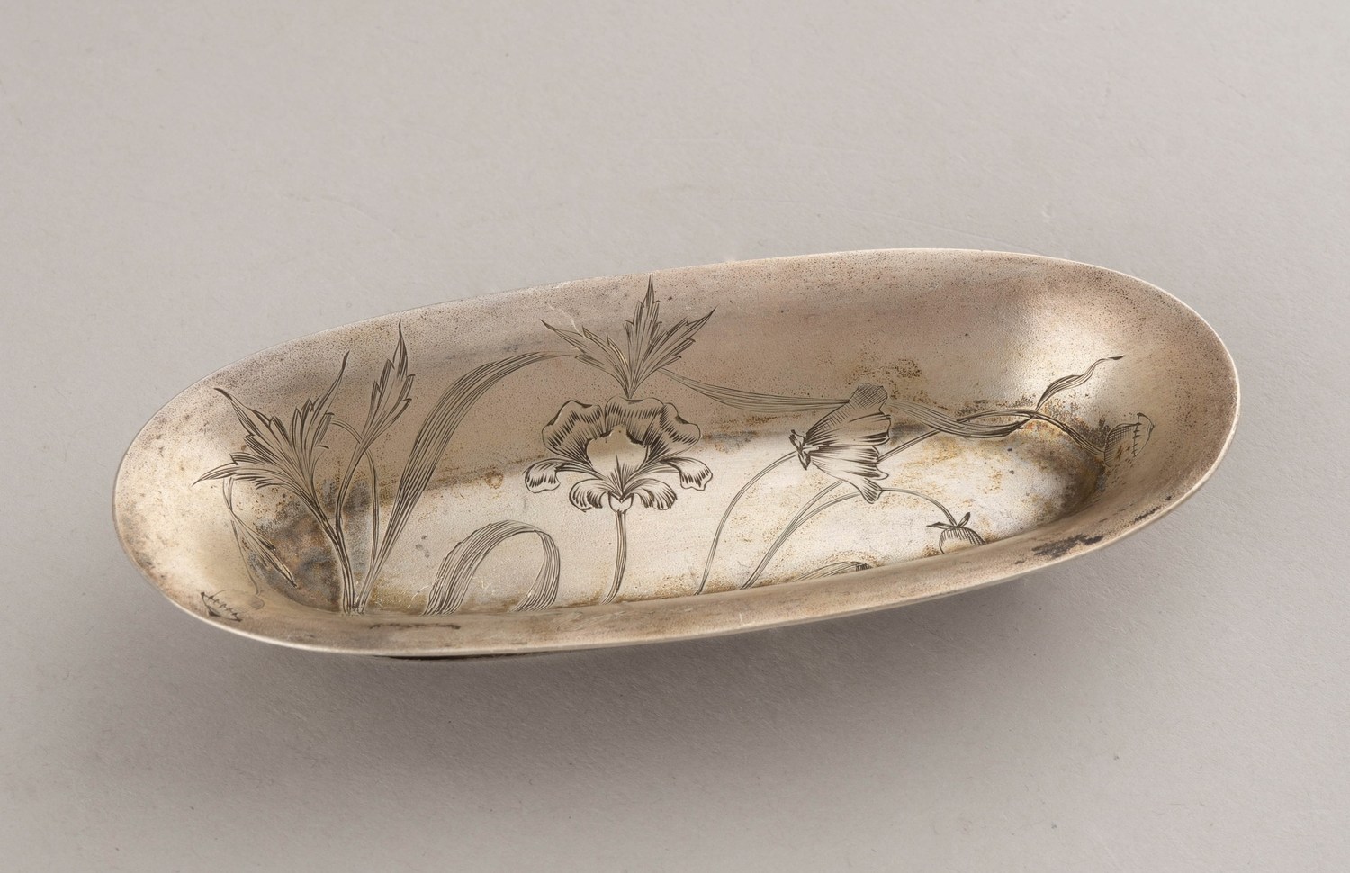 Лоток с изображением цветов. 
Россия, Москва, мастер-монограммист «ФЯ», 1899–1908 годы.