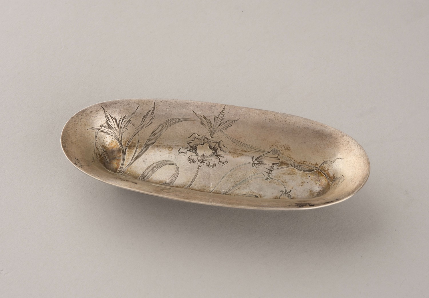 Лоток с изображением цветов. 
Россия, Москва, мастер-монограммист «ФЯ», 1899–1908 годы.