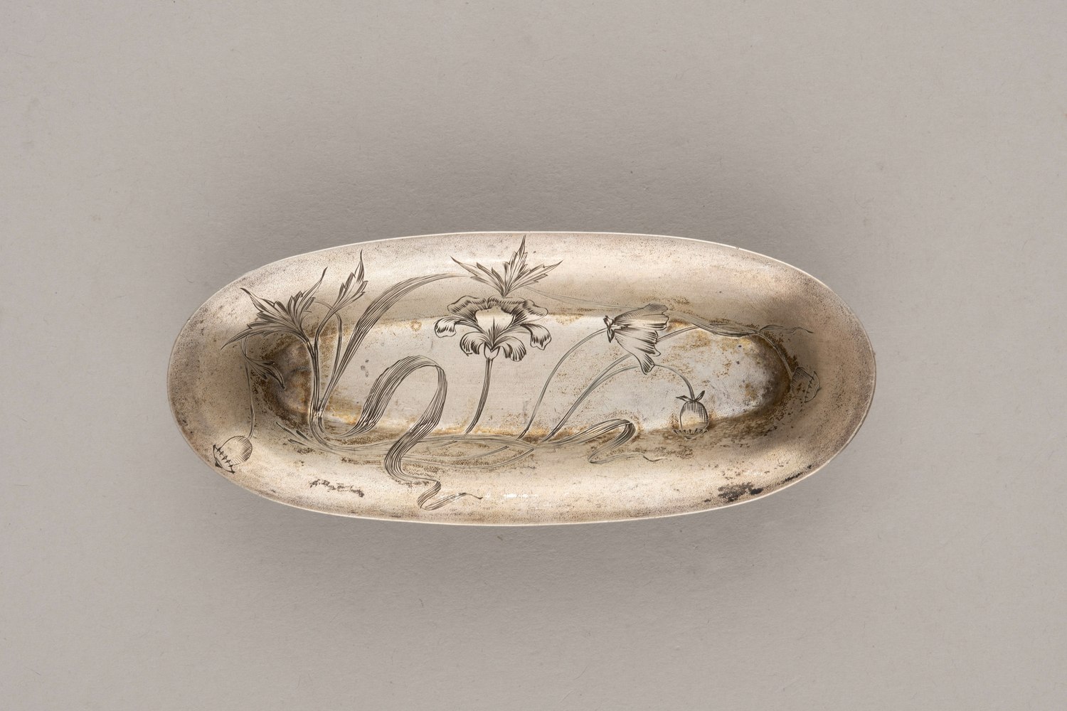 Лоток с изображением цветов. 
Россия, Москва, мастер-монограммист «ФЯ», 1899–1908 годы.