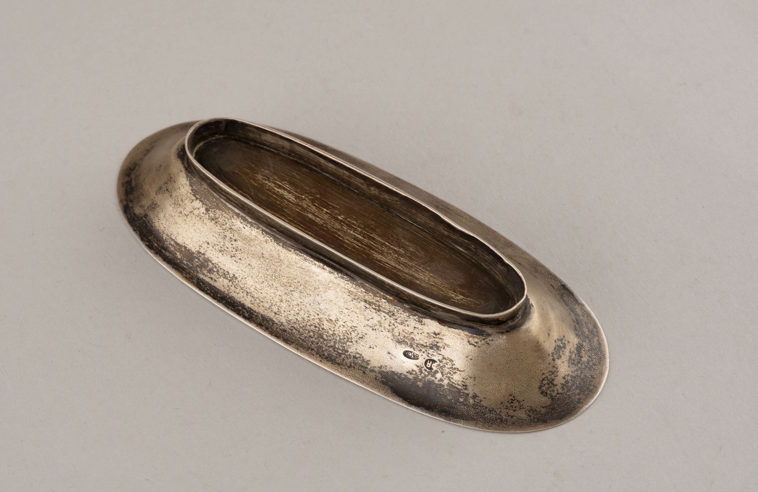 Лоток с изображением цветов. 
Россия, Москва, мастер-монограммист «ФЯ», 1899–1908 годы.