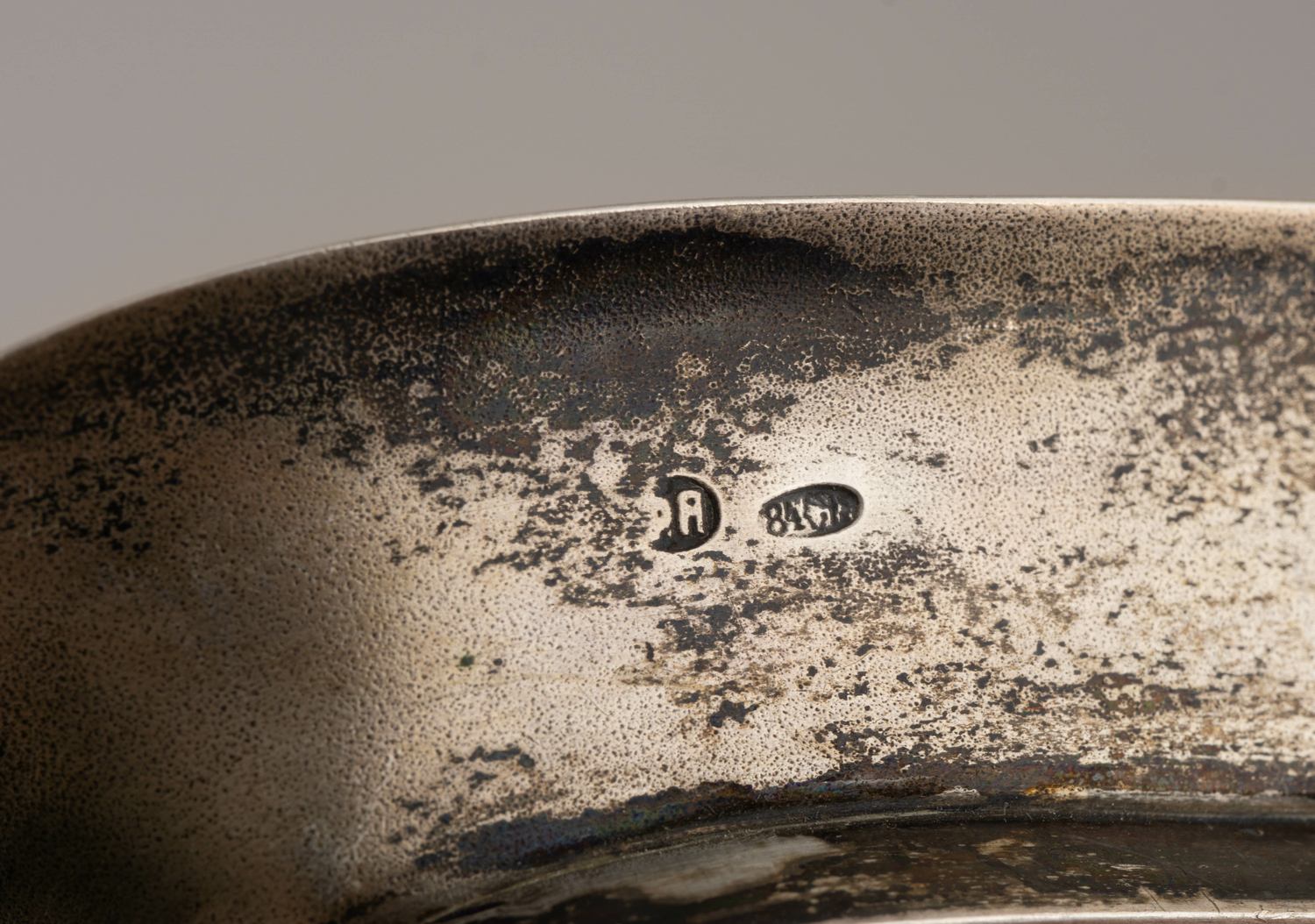 Лоток с изображением цветов. 
Россия, Москва, мастер-монограммист «ФЯ», 1899–1908 годы.