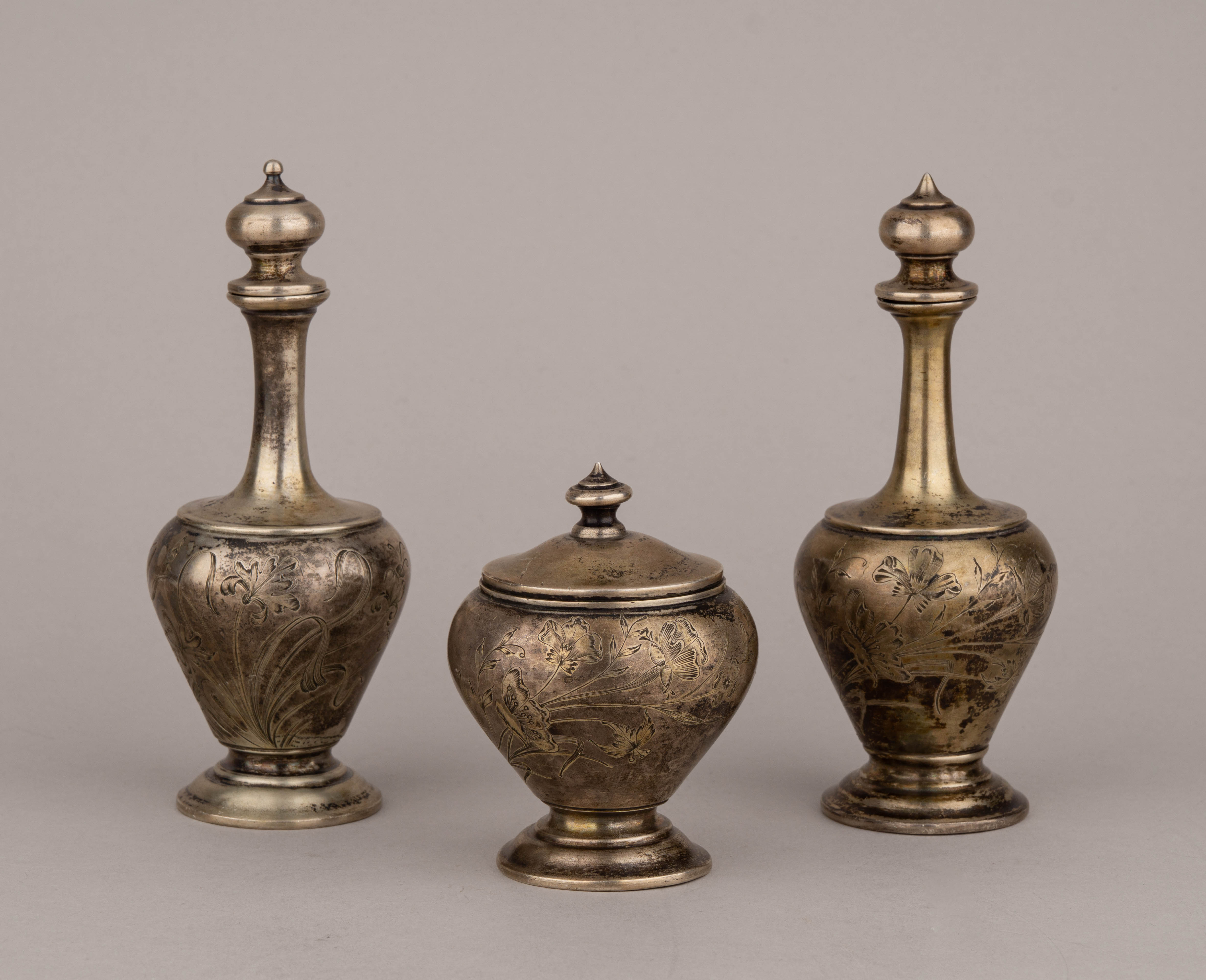 Два парфюмерных флакона и баночка для пудры с пуховкой.
Россия, Москва, мастер-монограммист «ФЯ», 1899–1908 годы.