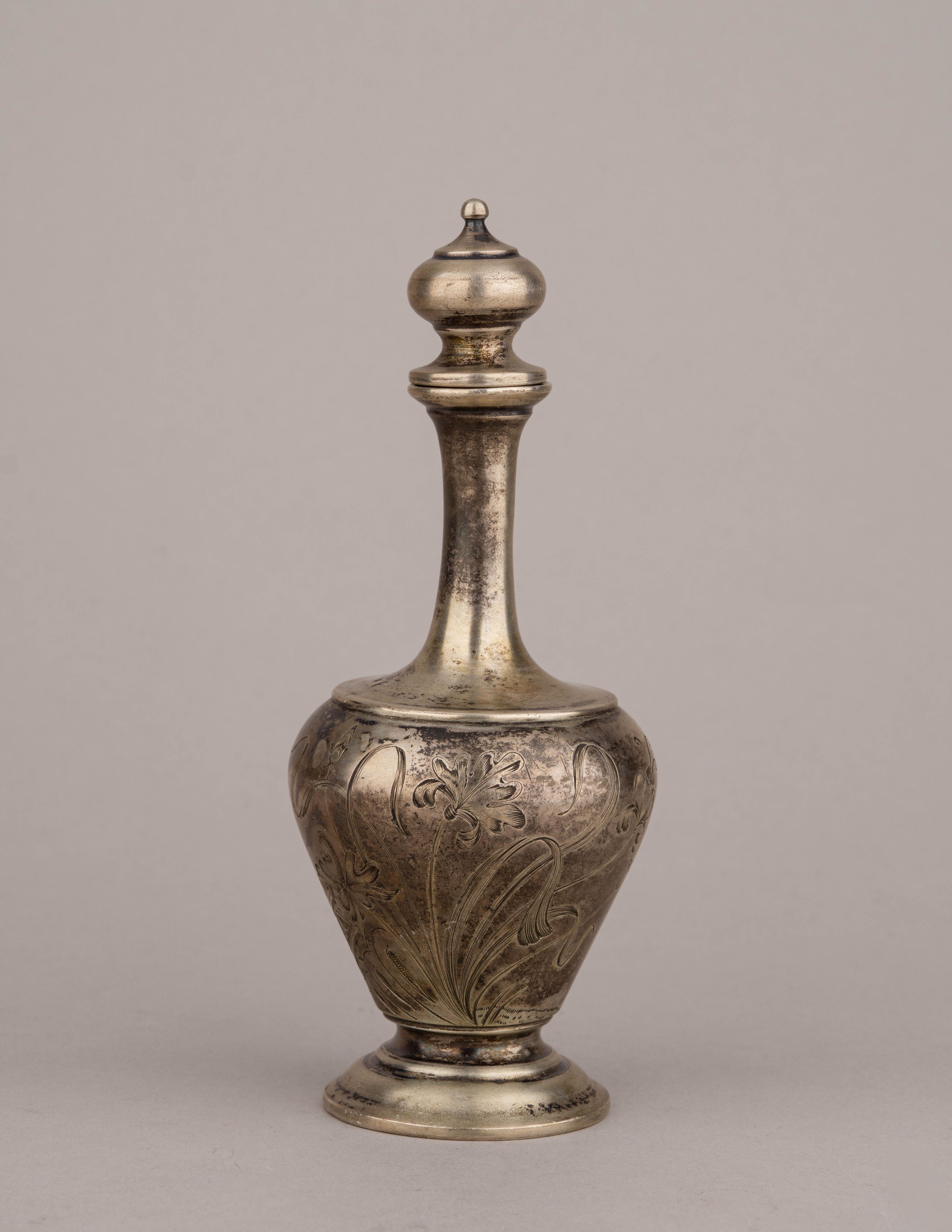 Два парфюмерных флакона и баночка для пудры с пуховкой.
Россия, Москва, мастер-монограммист «ФЯ», 1899–1908 годы.