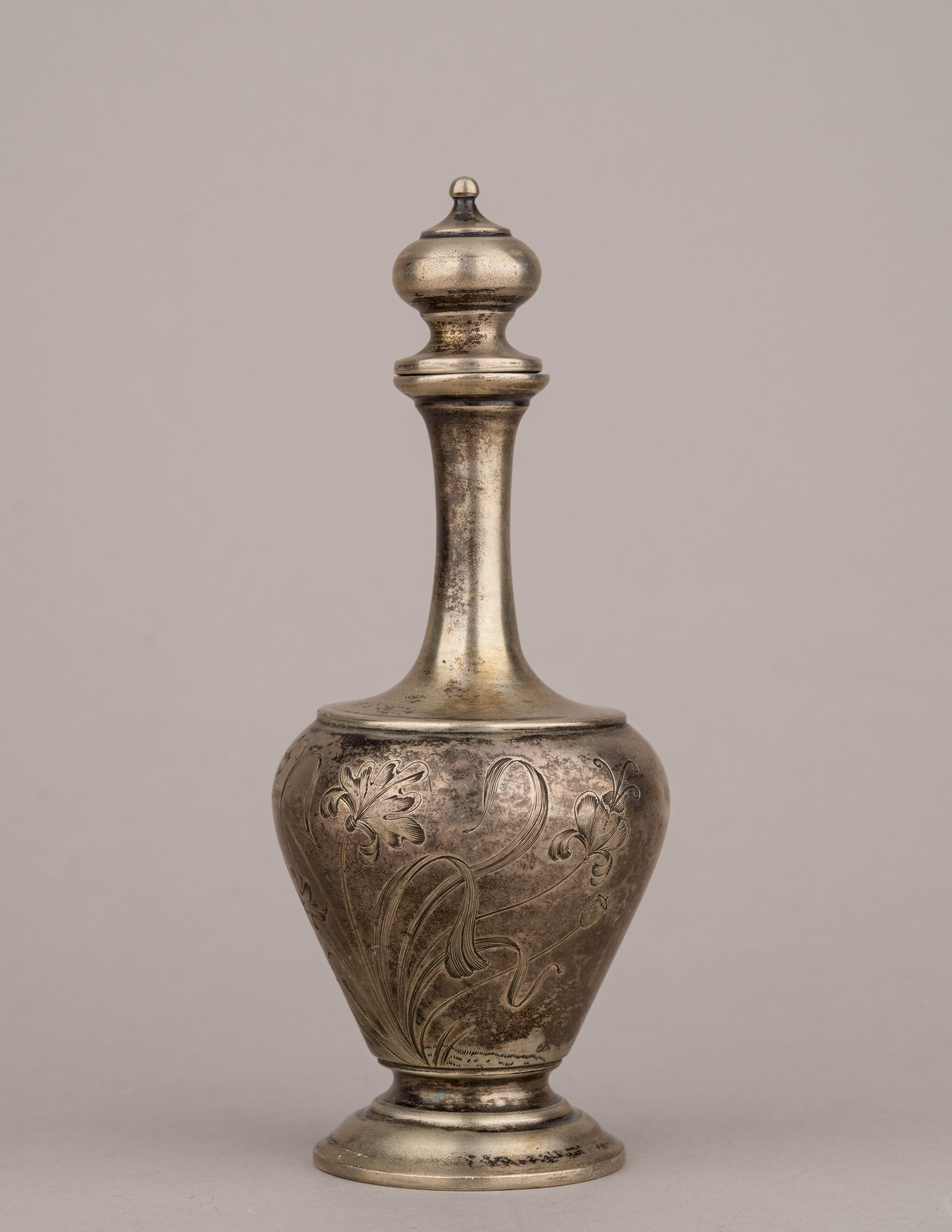 Два парфюмерных флакона и баночка для пудры с пуховкой.
Россия, Москва, мастер-монограммист «ФЯ», 1899–1908 годы.