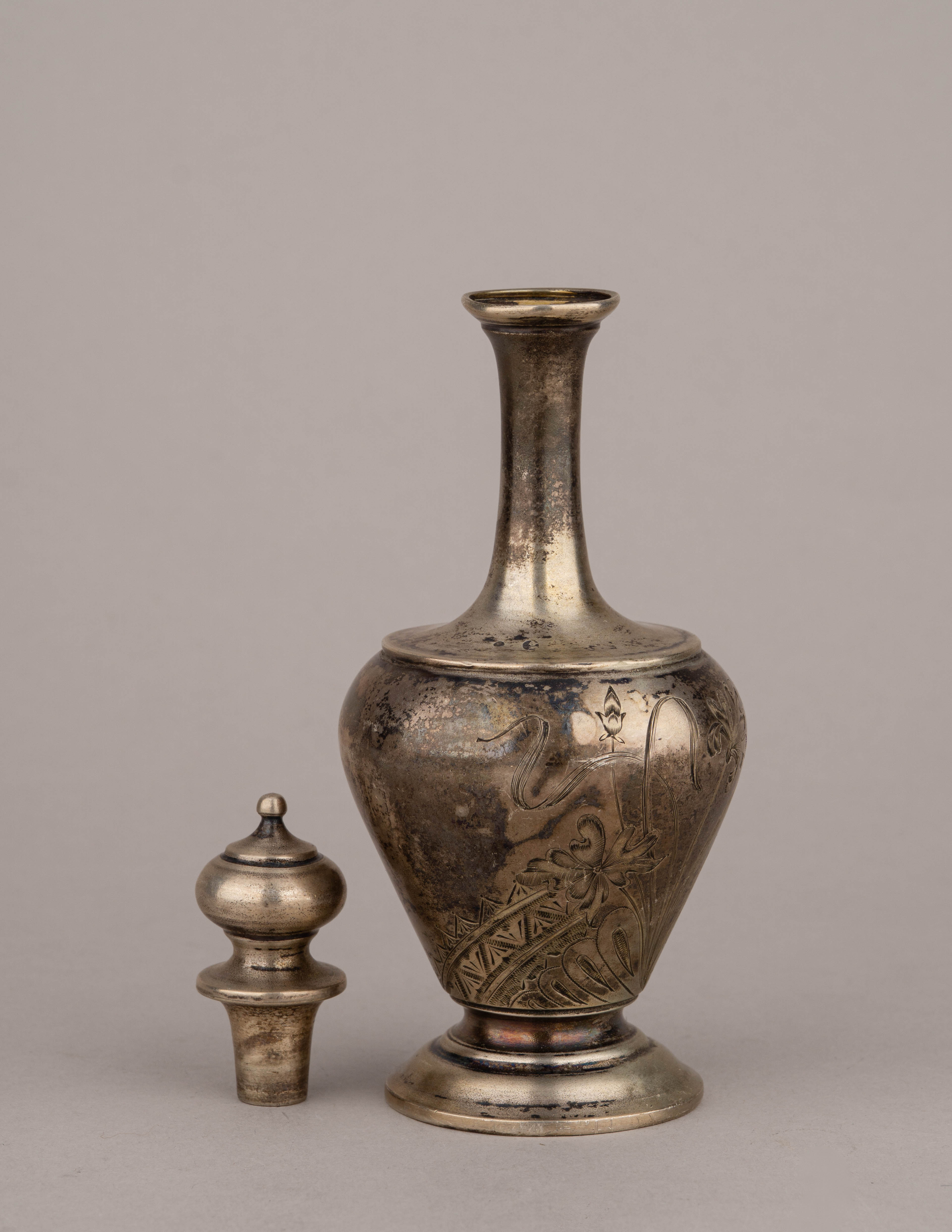 Два парфюмерных флакона и баночка для пудры с пуховкой.
Россия, Москва, мастер-монограммист «ФЯ», 1899–1908 годы.