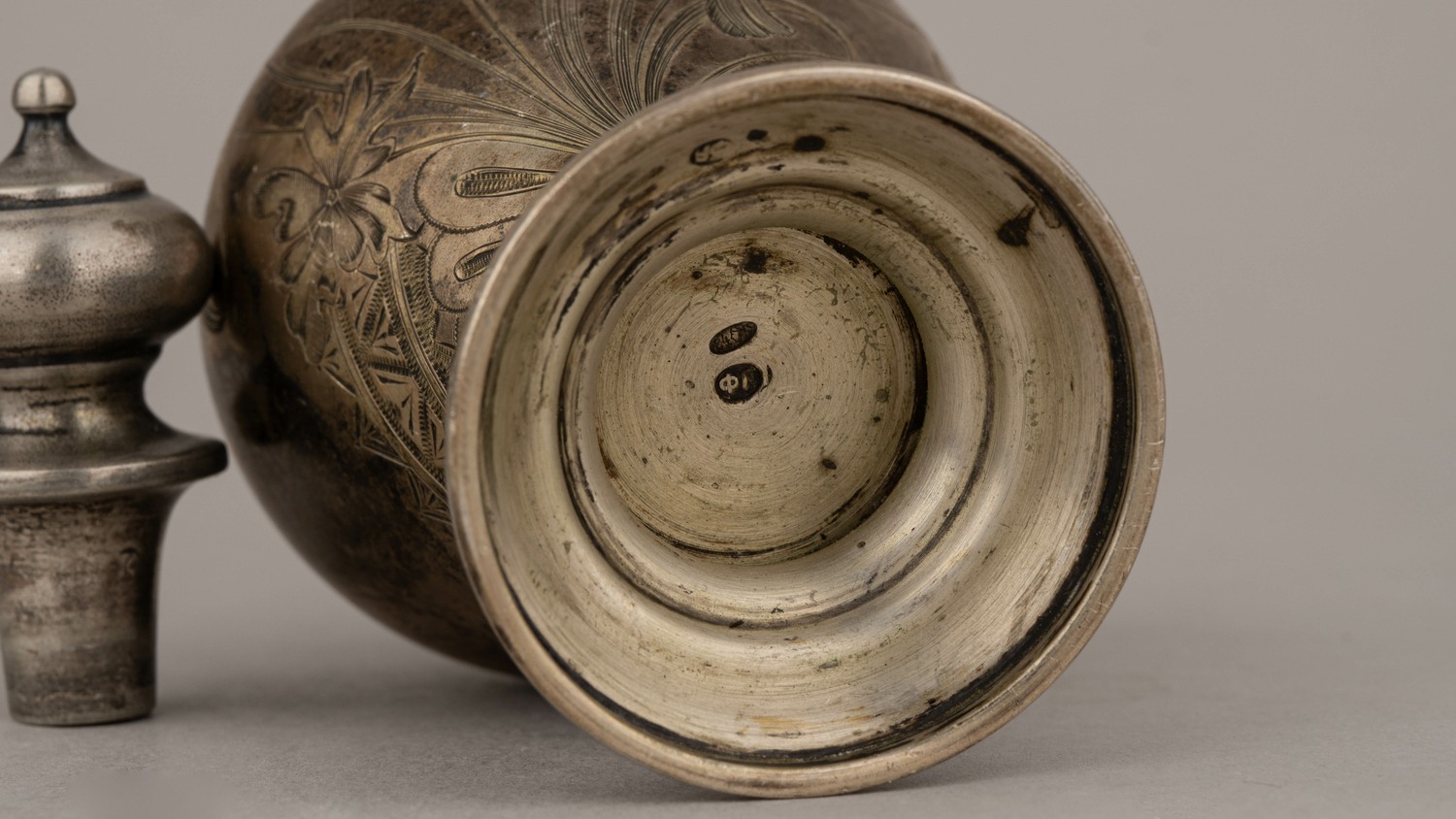 Два парфюмерных флакона и баночка для пудры с пуховкой.
Россия, Москва, мастер-монограммист «ФЯ», 1899–1908 годы.