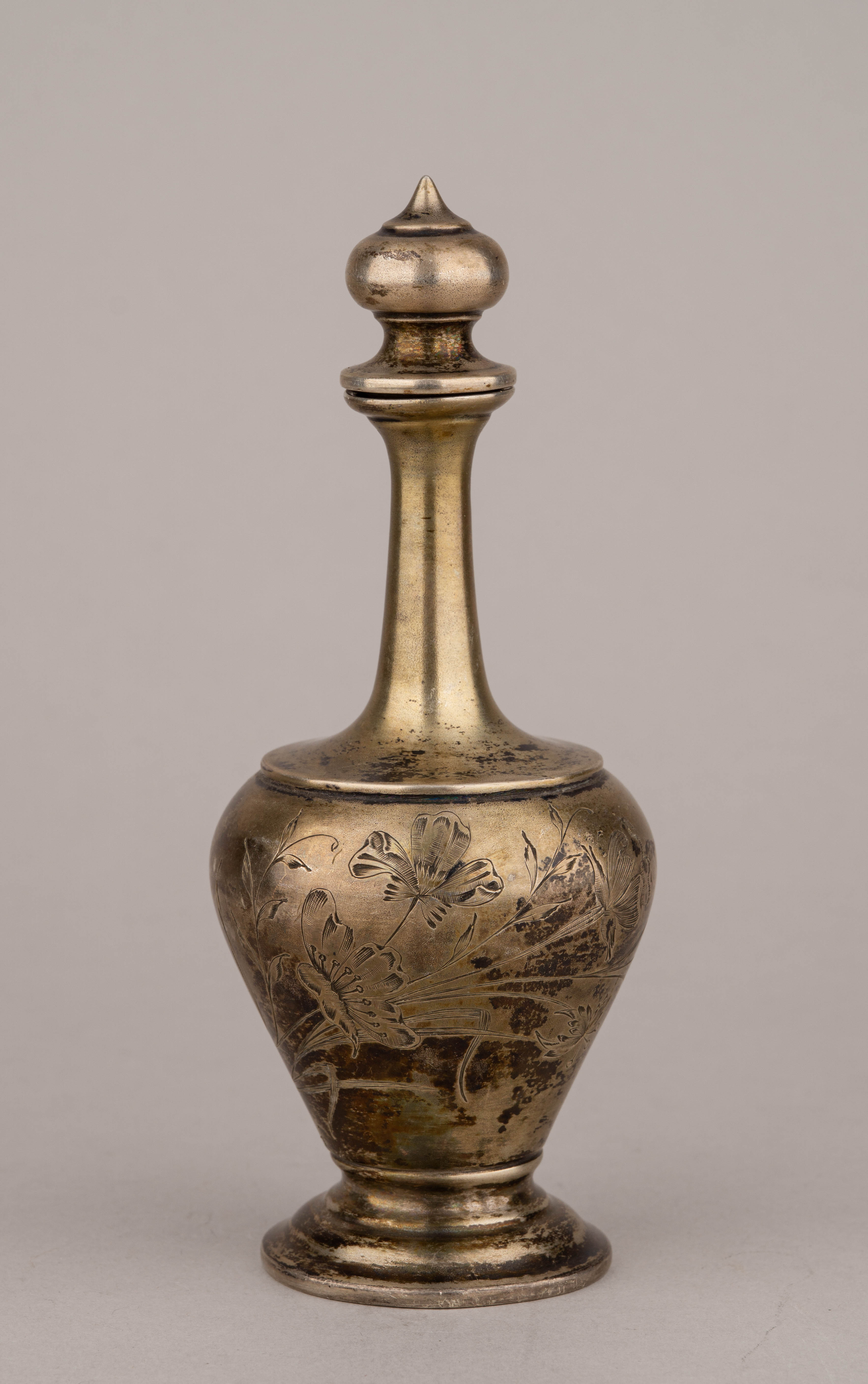 Два парфюмерных флакона и баночка для пудры с пуховкой.
Россия, Москва, мастер-монограммист «ФЯ», 1899–1908 годы.