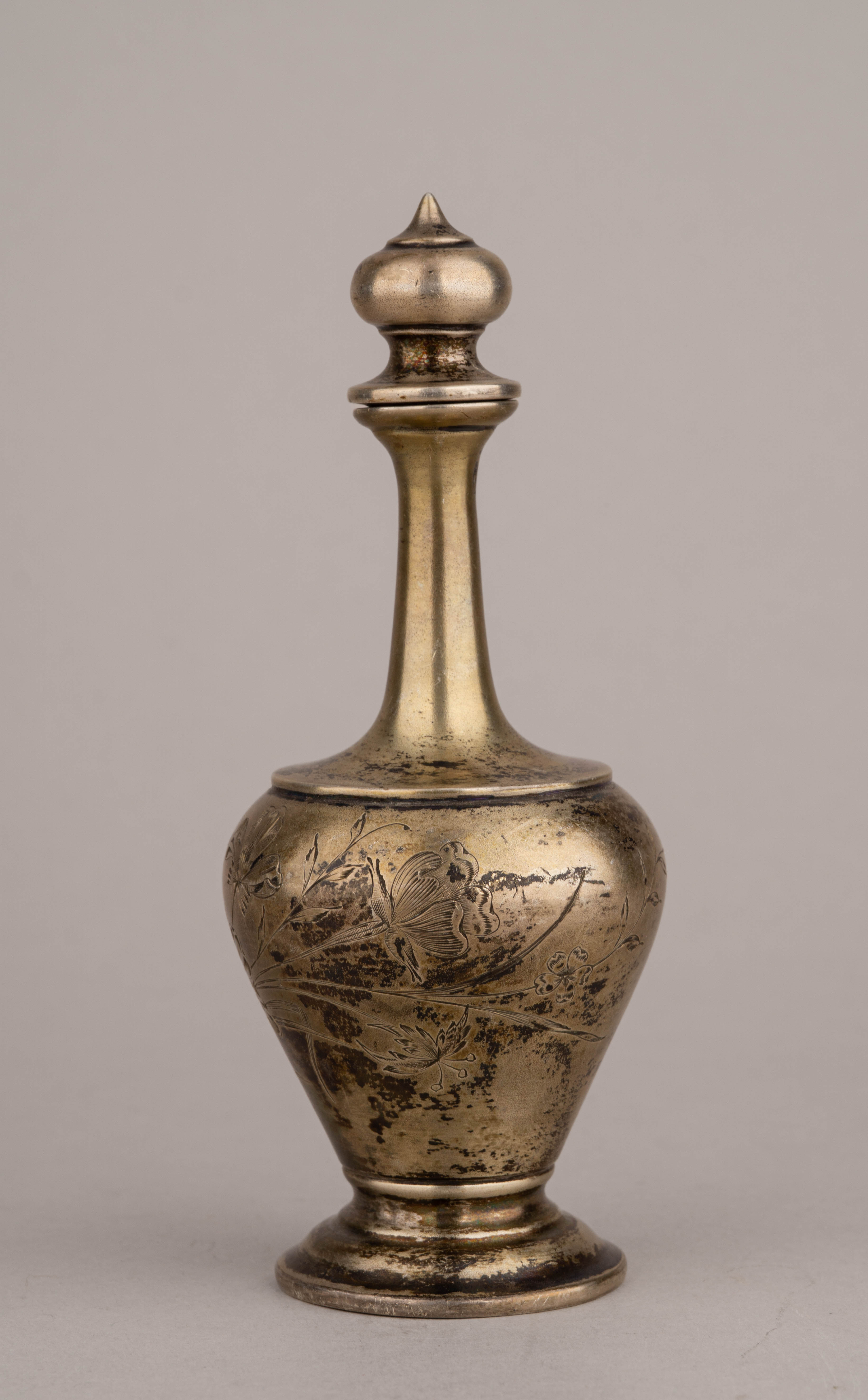 Два парфюмерных флакона и баночка для пудры с пуховкой.
Россия, Москва, мастер-монограммист «ФЯ», 1899–1908 годы.