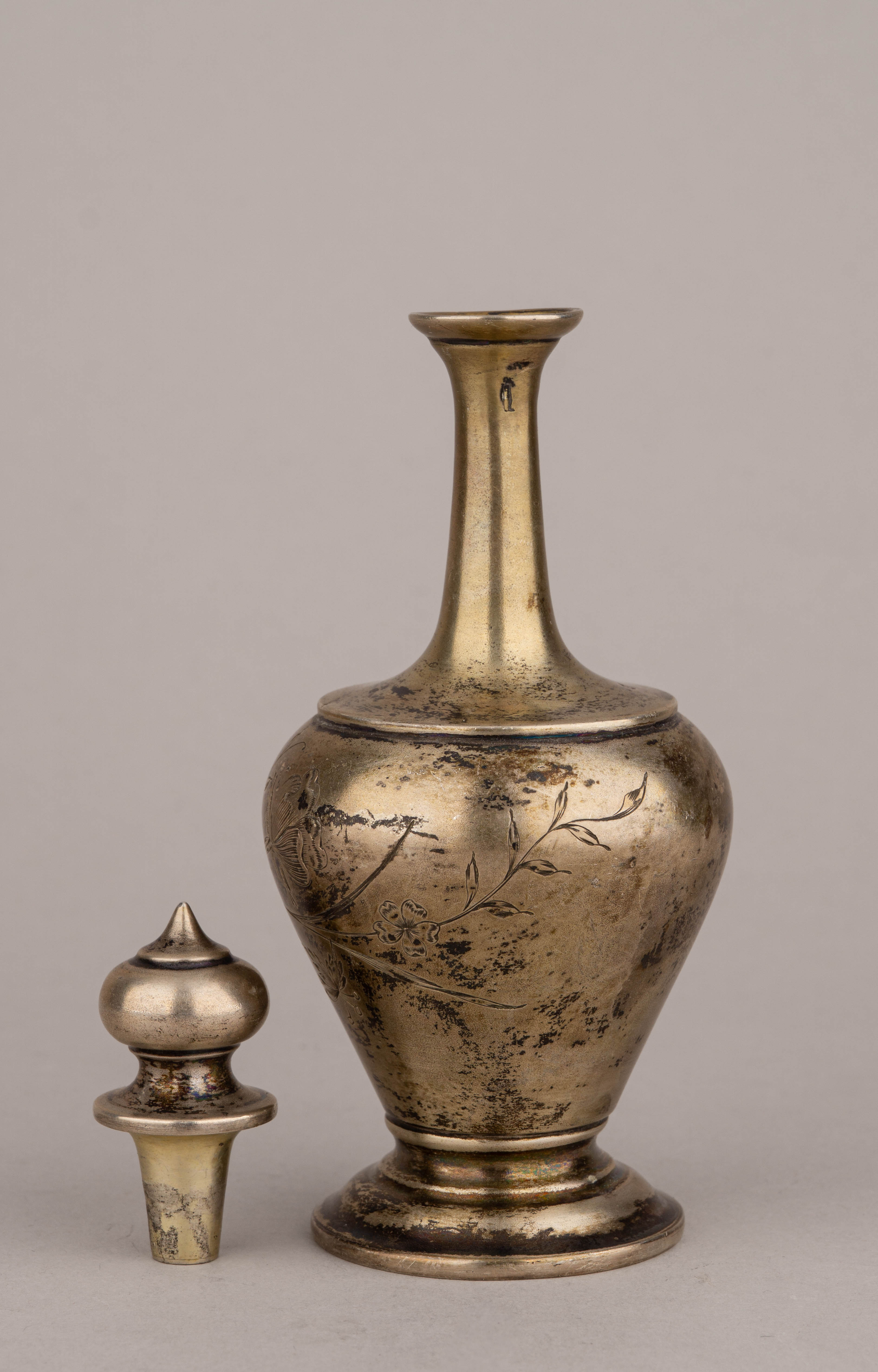 Два парфюмерных флакона и баночка для пудры с пуховкой.
Россия, Москва, мастер-монограммист «ФЯ», 1899–1908 годы.