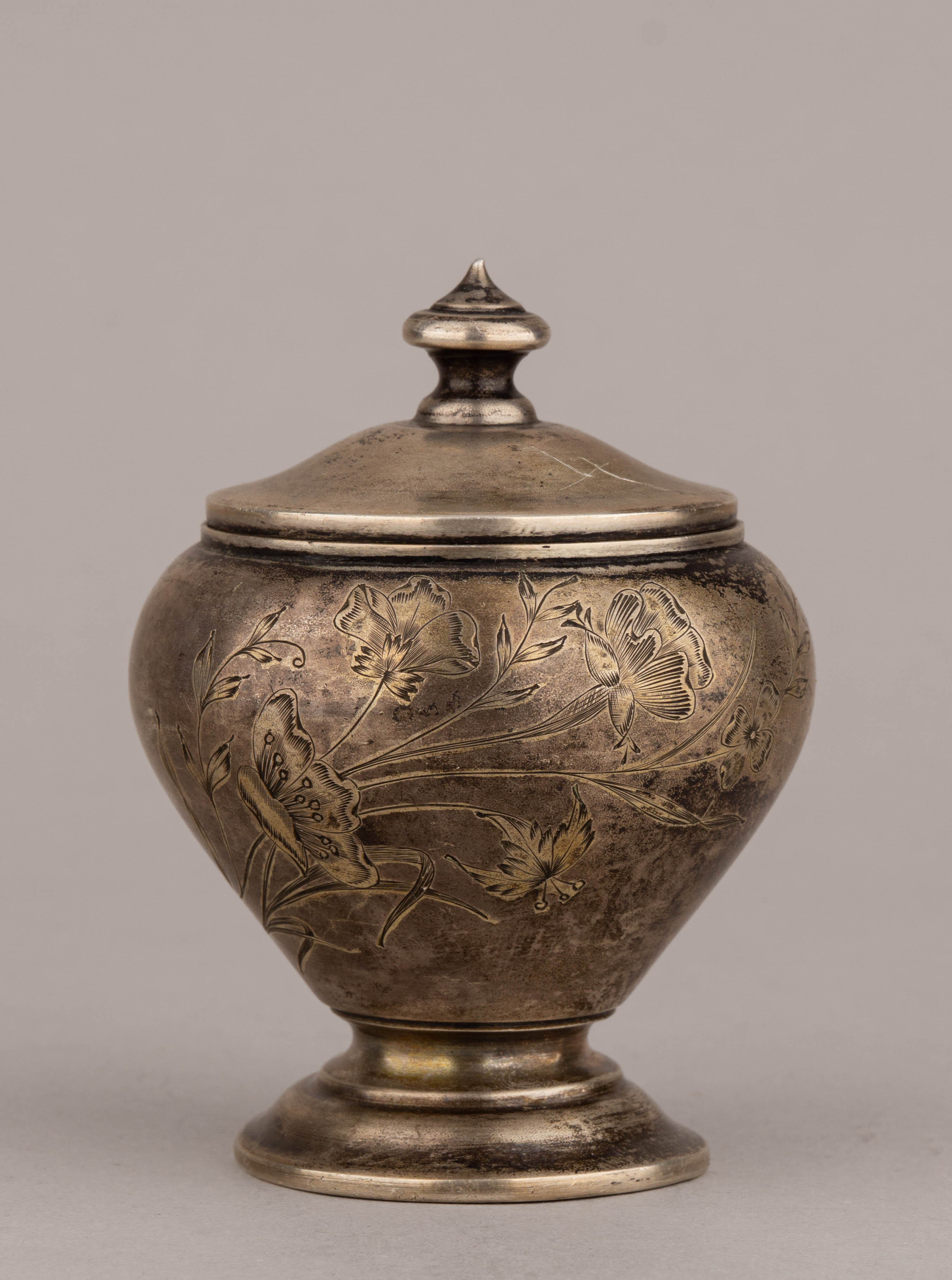 Два парфюмерных флакона и баночка для пудры с пуховкой.
Россия, Москва, мастер-монограммист «ФЯ», 1899–1908 годы.