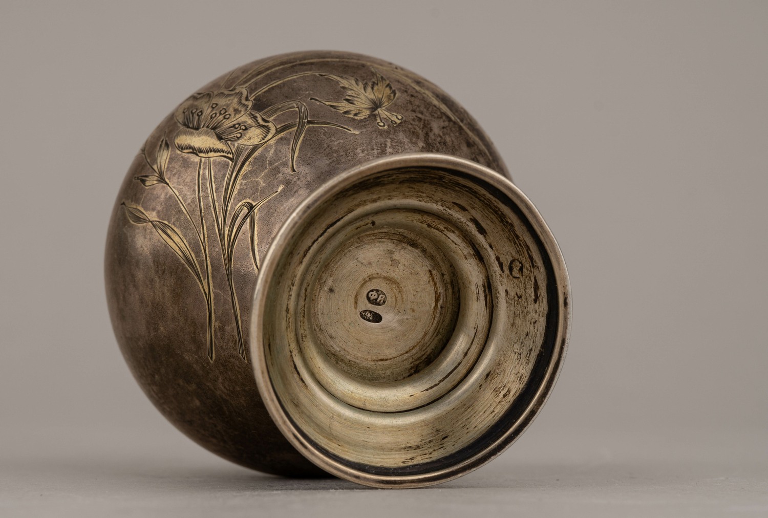 Два парфюмерных флакона и баночка для пудры с пуховкой.
Россия, Москва, мастер-монограммист «ФЯ», 1899–1908 годы.