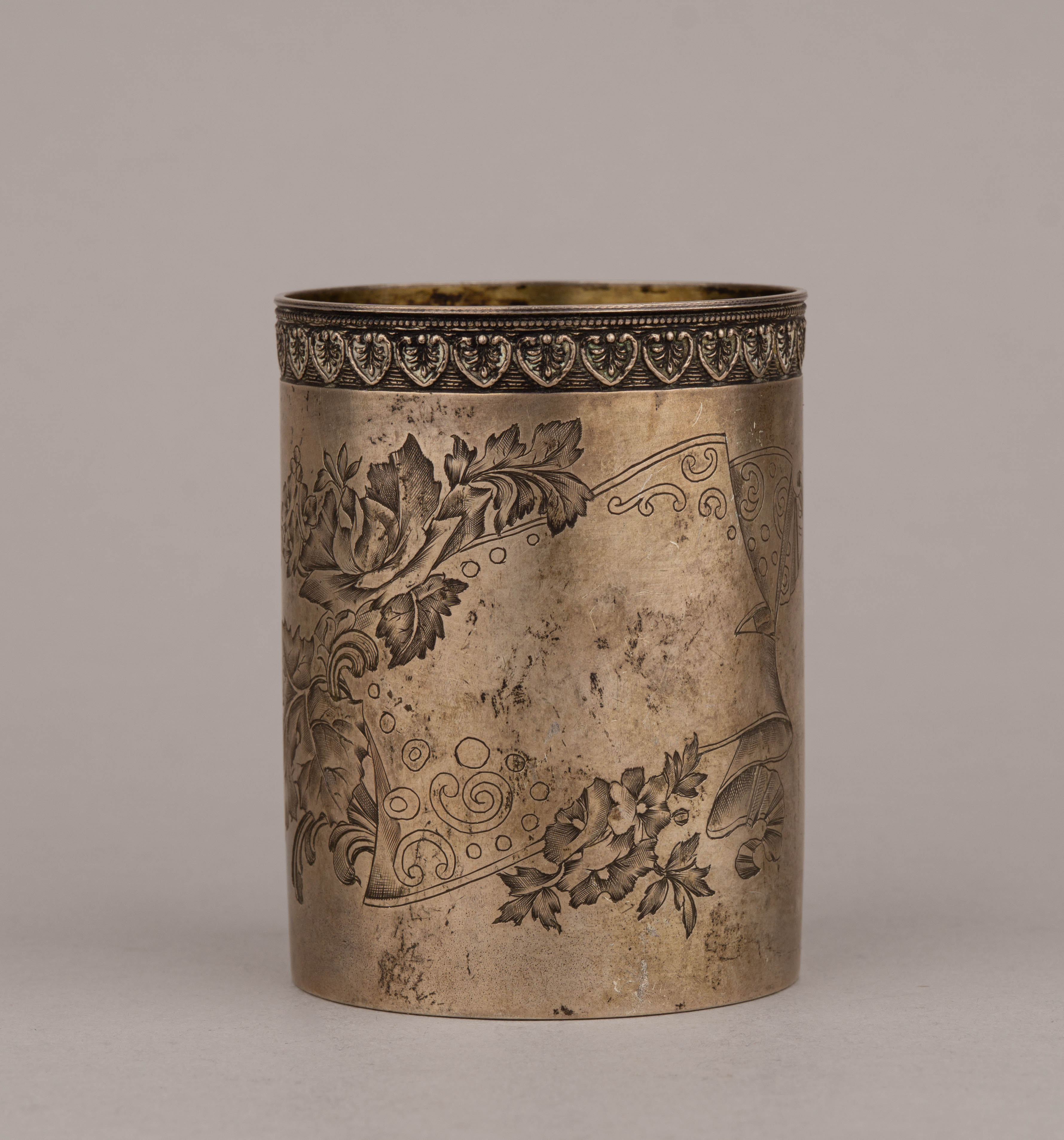 Стакан в стиле модерн с изображением свитка. 
Россия, Москва, мастер – Андреев В.А, 1908–1917 годы.