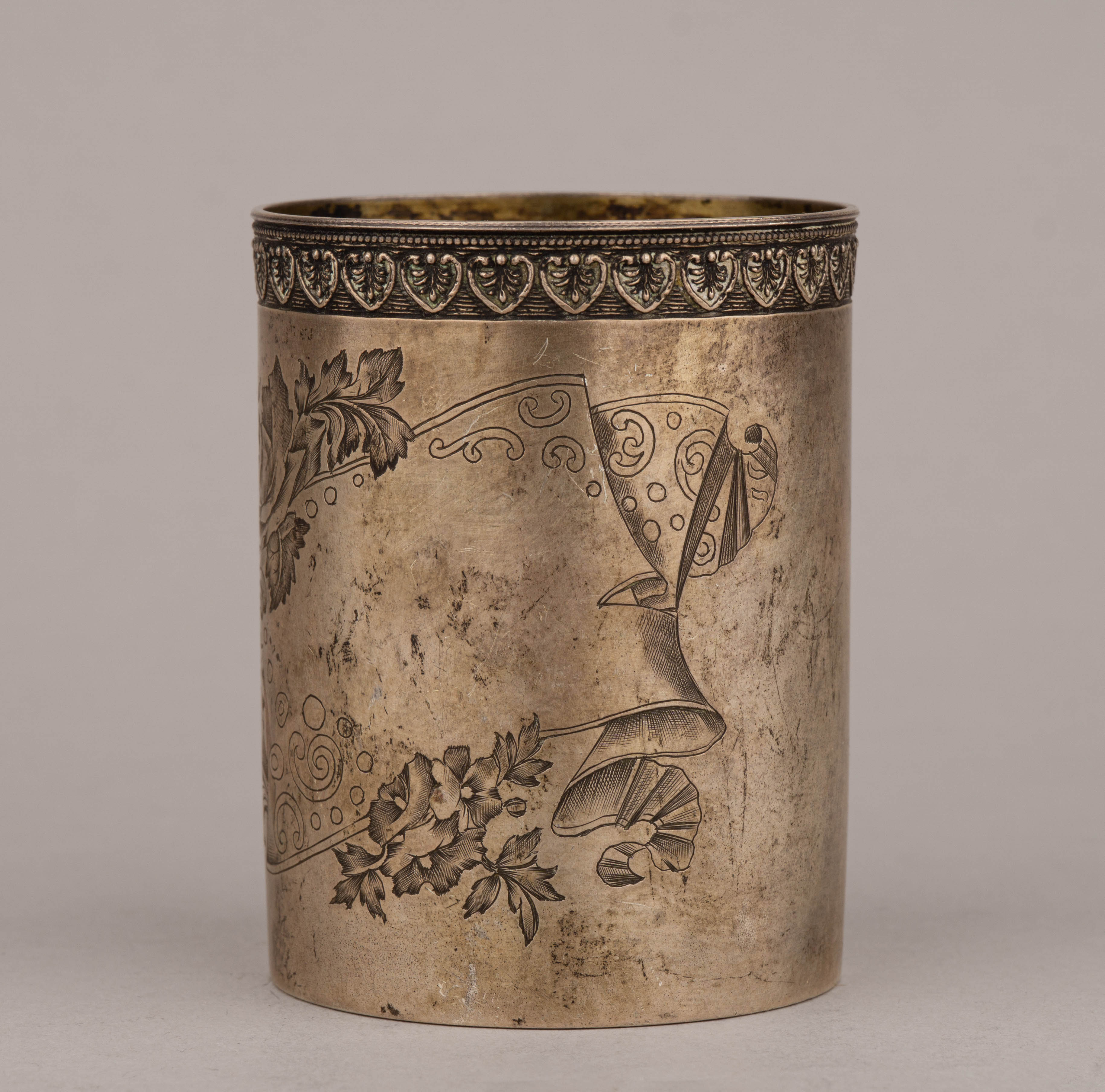 Стакан в стиле модерн с изображением свитка. 
Россия, Москва, мастер – Андреев В.А, 1908–1917 годы.