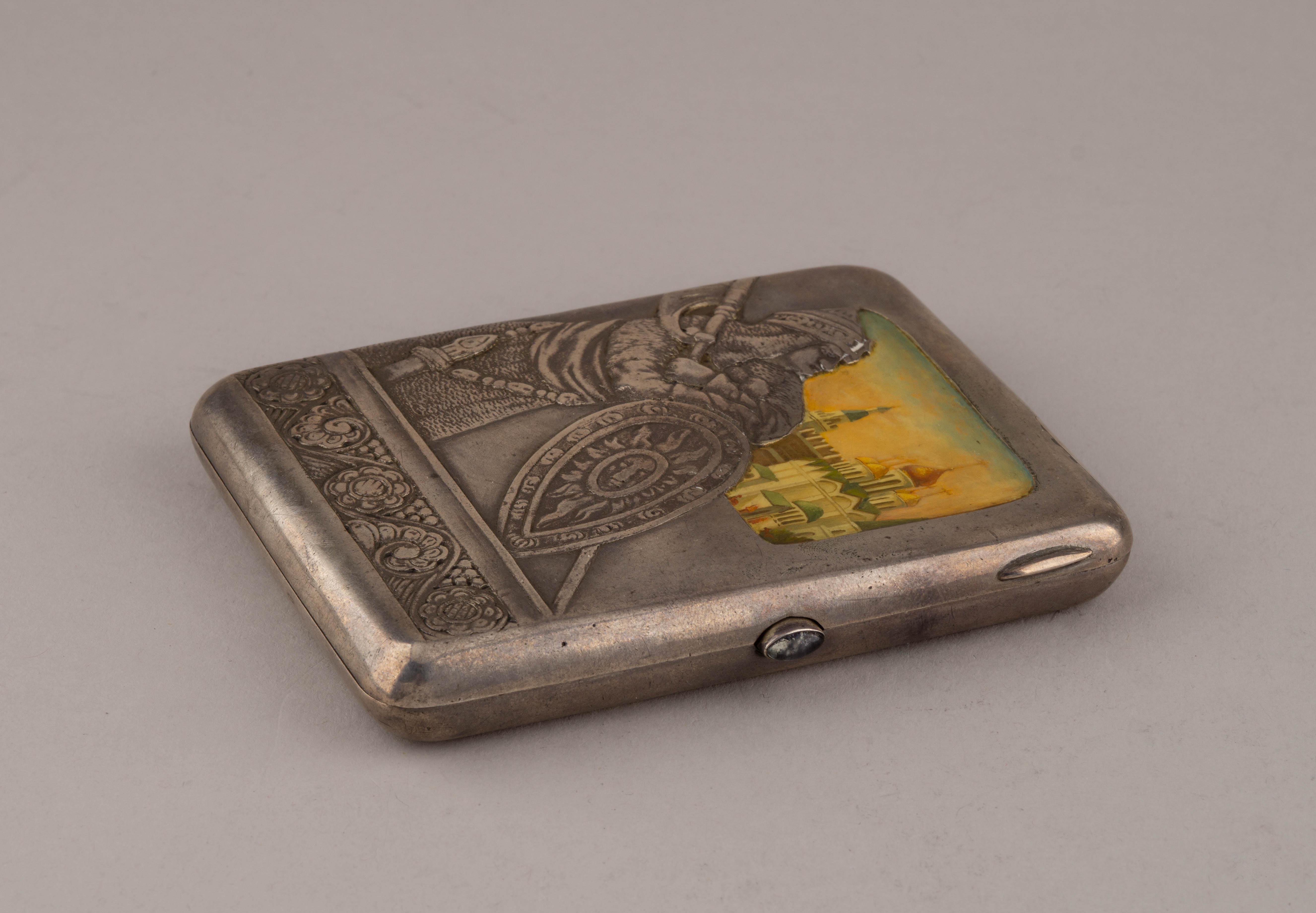 Портсигар с изображением богатыря и панорамы Московского Кремля. 
Россия, Москва, мастер – Бутузов И.Е., 1908–1917 годы.