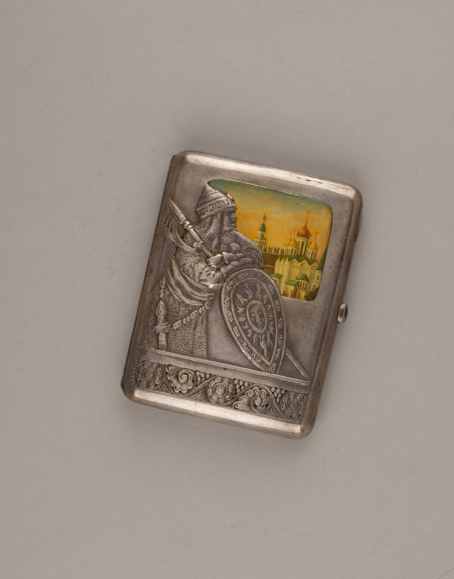 Портсигар с изображением богатыря и панорамы Московского Кремля. 
Россия, Москва, мастер – Бутузов И.Е., 1908–1917 годы.