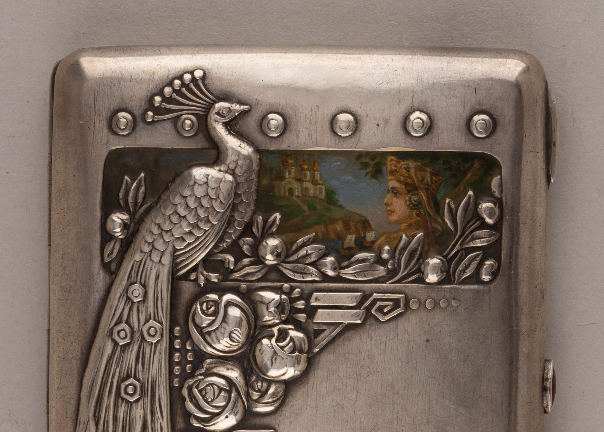 Портсигар с изображением Жар-птицы и царевны. 
Россия, Москва, мастер – С.А. Фролов, 1908–1912 годы.