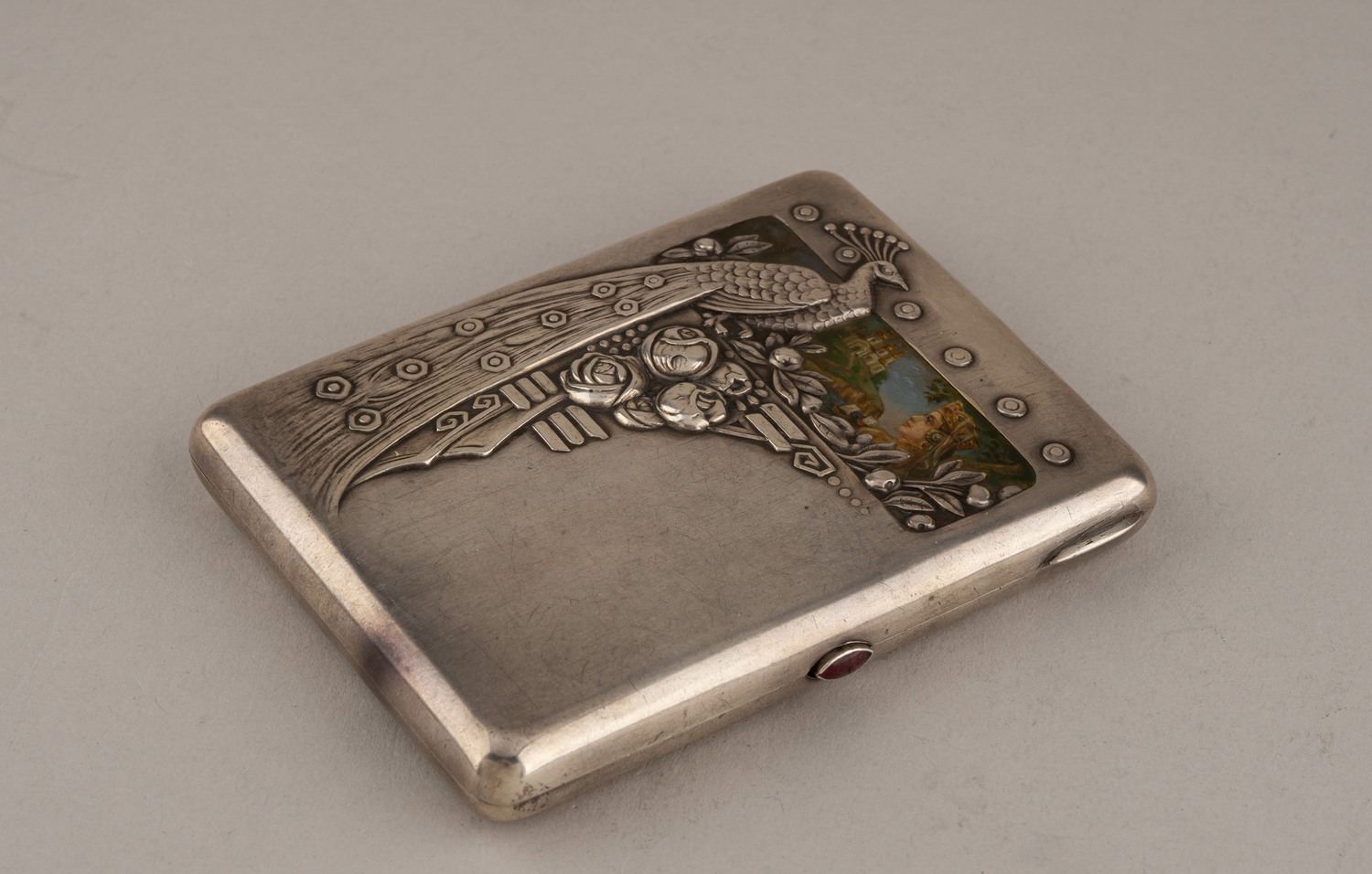 Портсигар с изображением Жар-птицы и царевны. 
Россия, Москва, мастер – С.А. Фролов, 1908–1912 годы.