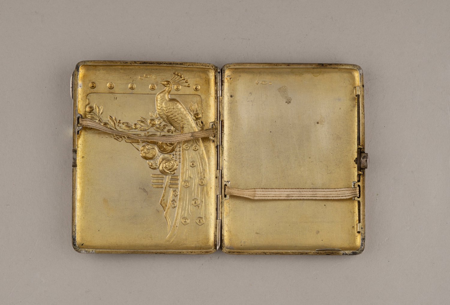 Портсигар с изображением Жар-птицы и царевны. 
Россия, Москва, мастер – С.А. Фролов, 1908–1912 годы.