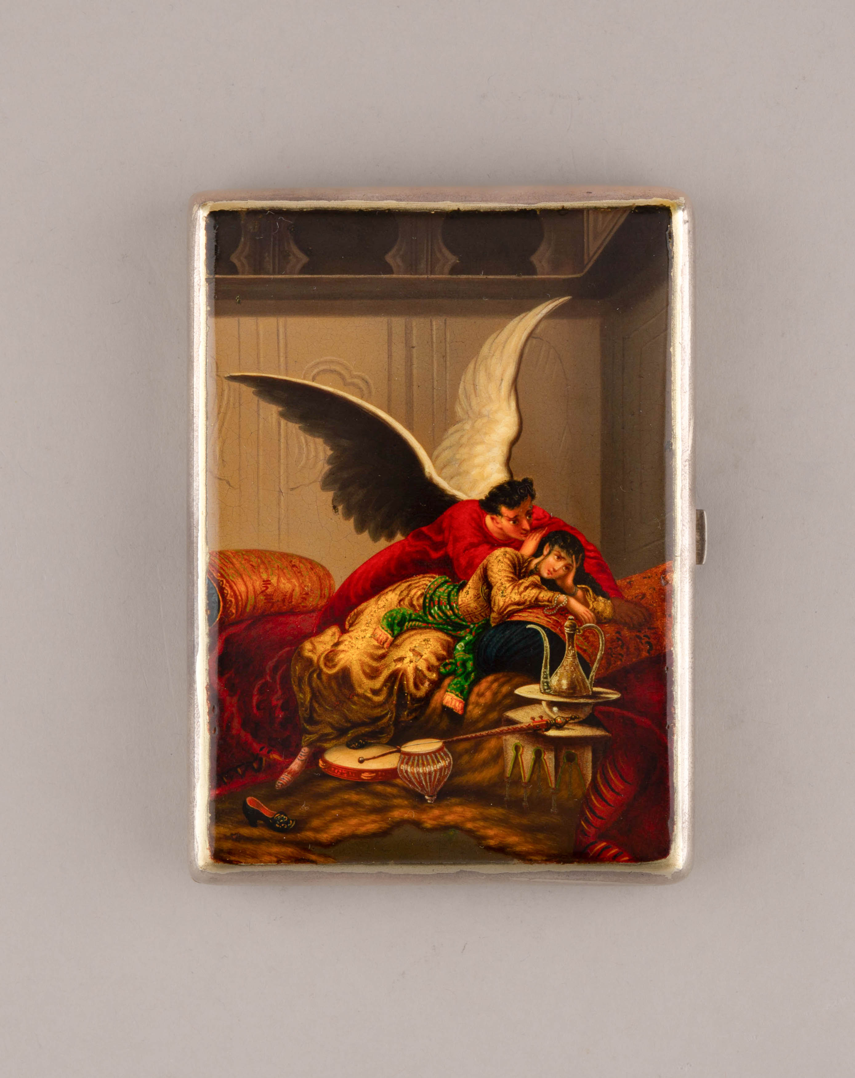 (Зичи М.А.) Портсигар «Демон» («Не плачь, дитя»). 
Россия, Москва, мастер – Зиновьев П.С.,  по иллюстрации Зичи М.А. к поэме Лермонтова М.Ю. «Демон», 1899-1901-е годы.