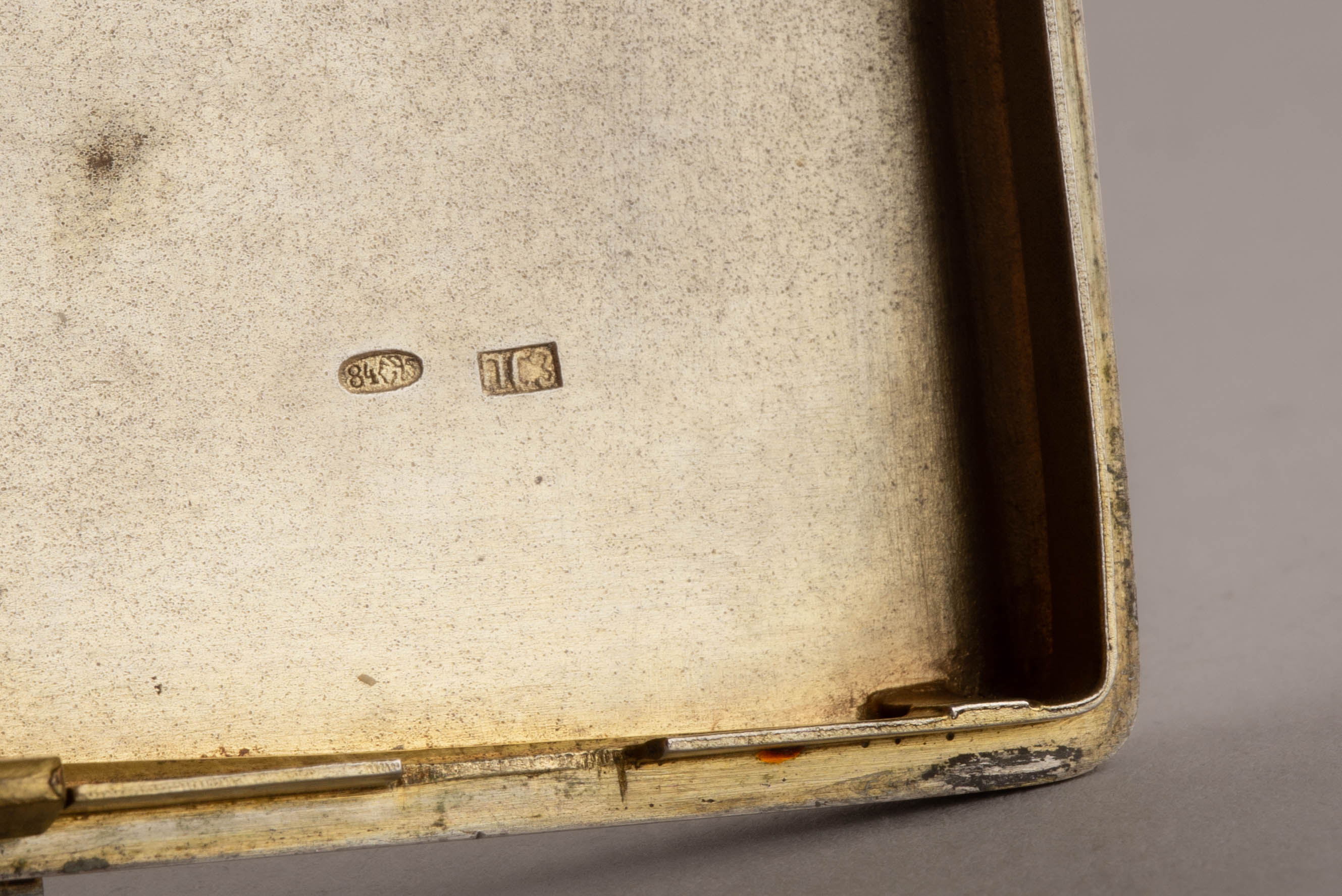 (Зичи М.А.) Портсигар «Демон» («Не плачь, дитя»). 
Россия, Москва, мастер – Зиновьев П.С.,  по иллюстрации Зичи М.А. к поэме Лермонтова М.Ю. «Демон», 1899-1901-е годы.