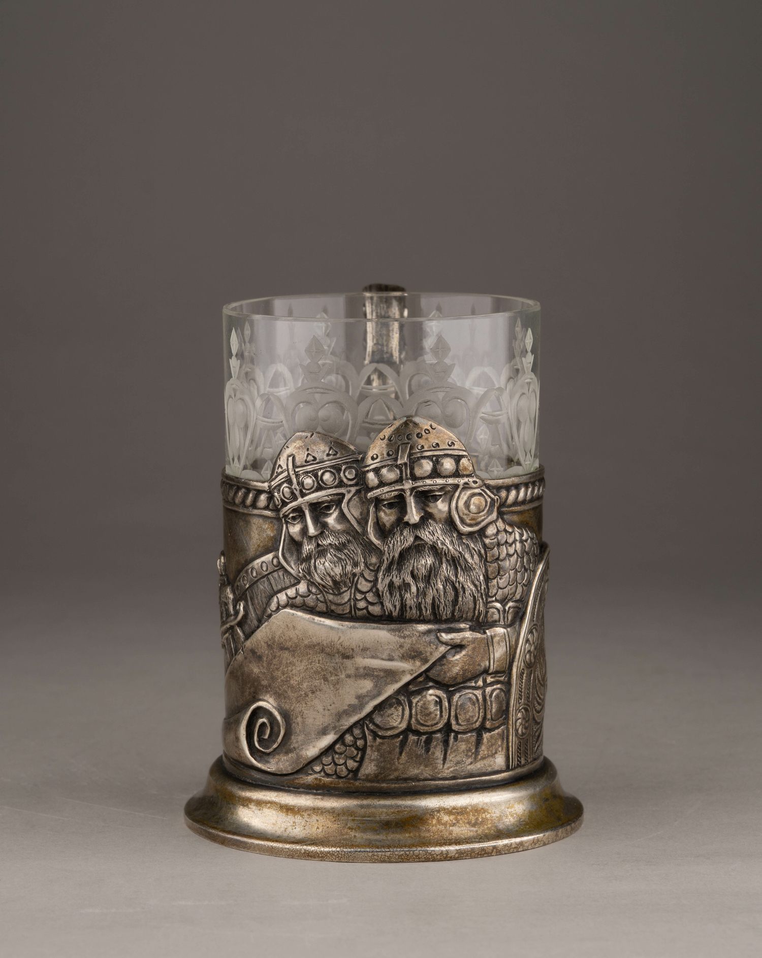 Подстаканник с изображением богатырей.<br>Россия, мастер-монограммист «ИН».