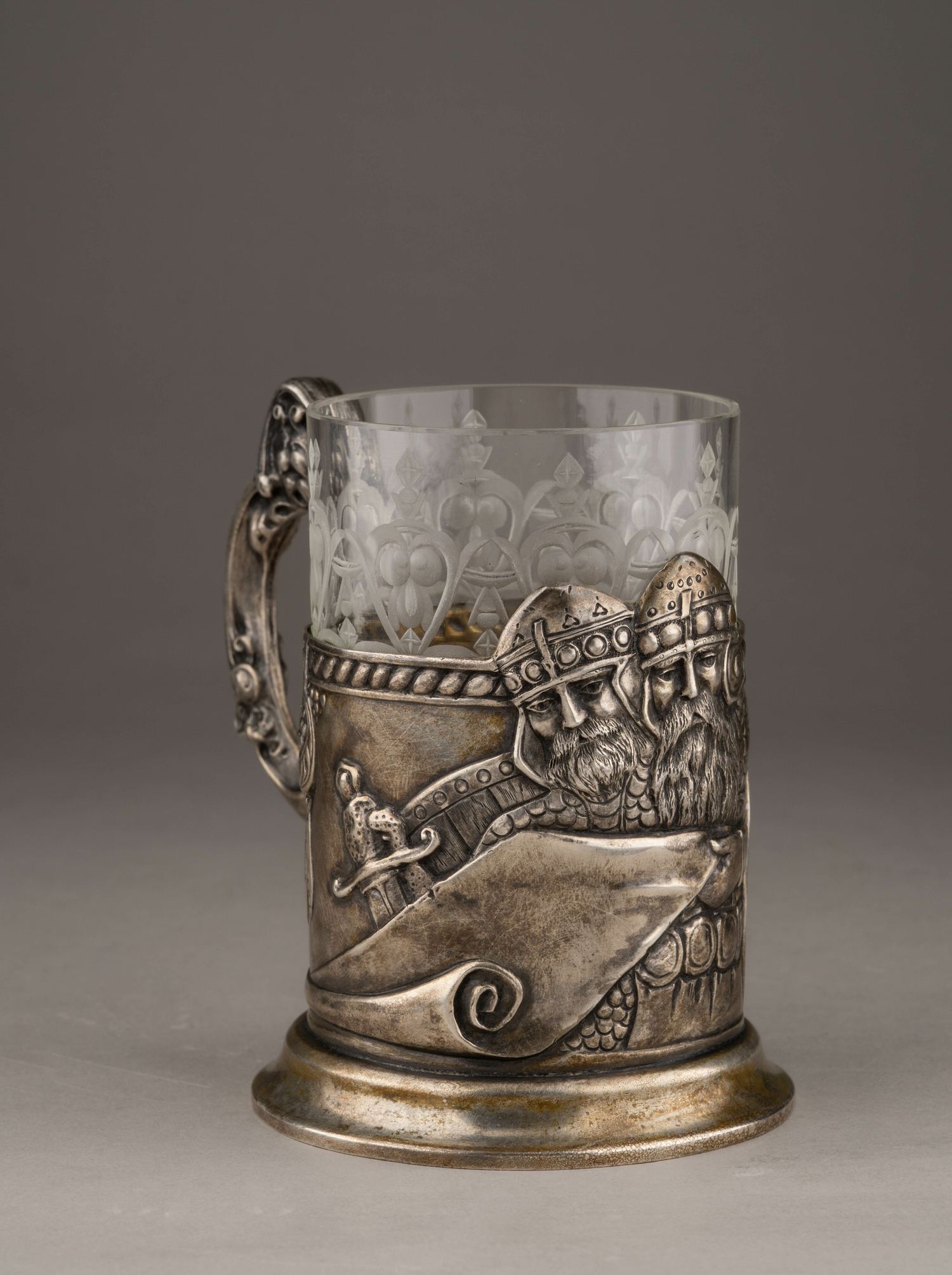 Подстаканник с изображением богатырей.<br>Россия, мастер-монограммист «ИН».