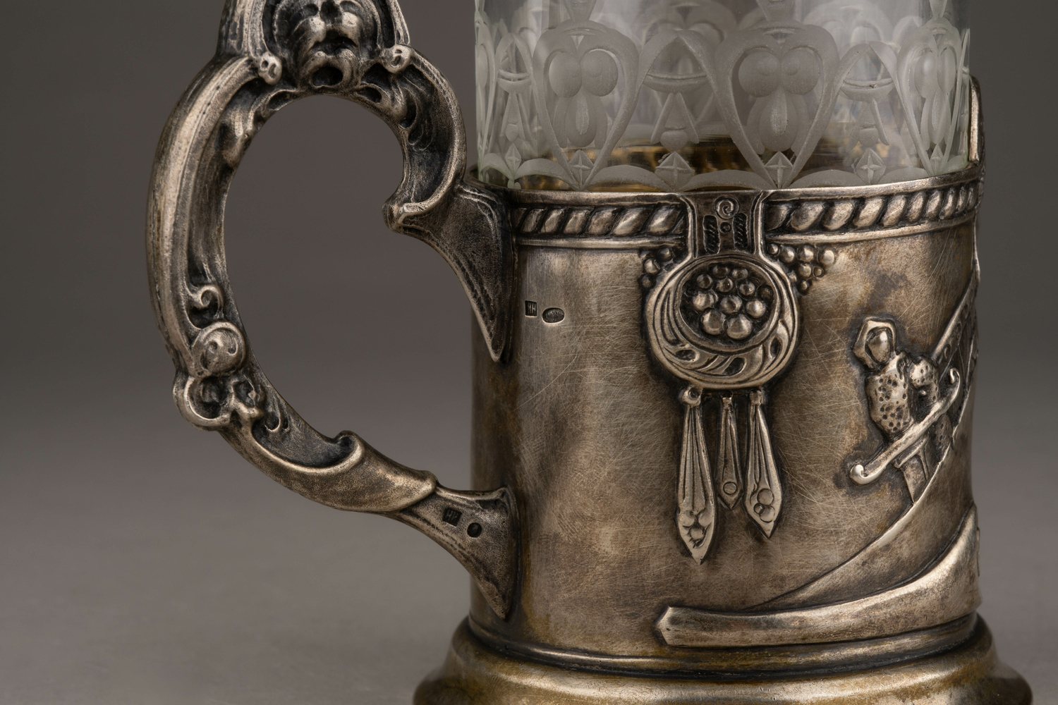 Подстаканник с изображением богатырей.<br>Россия, мастер-монограммист «ИН».