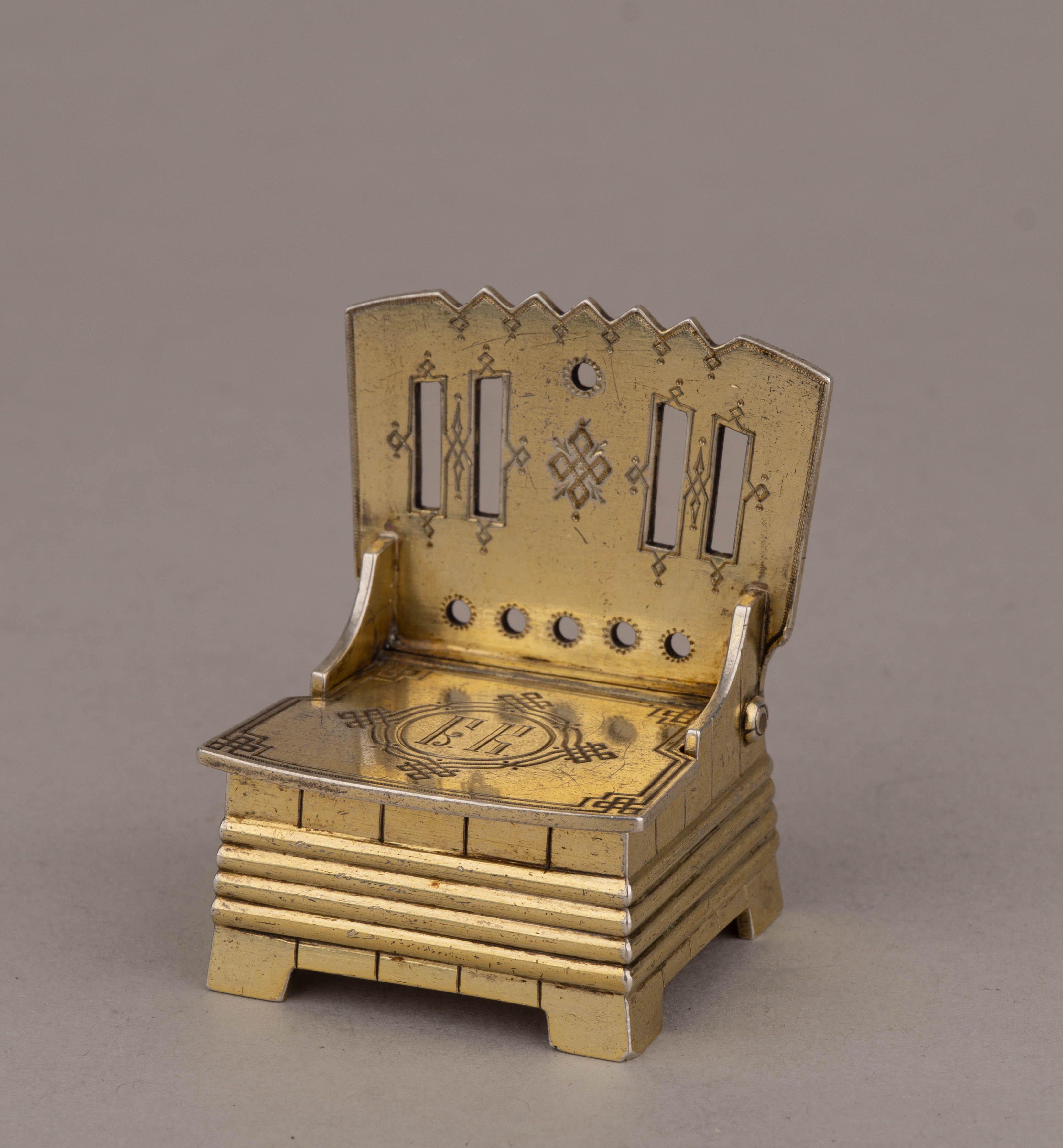 (Сазиков) Солонка «стульчик». 
Россия, Санкт-Петербург, фирма поставщика двора Сазикова, 1880-е гг.