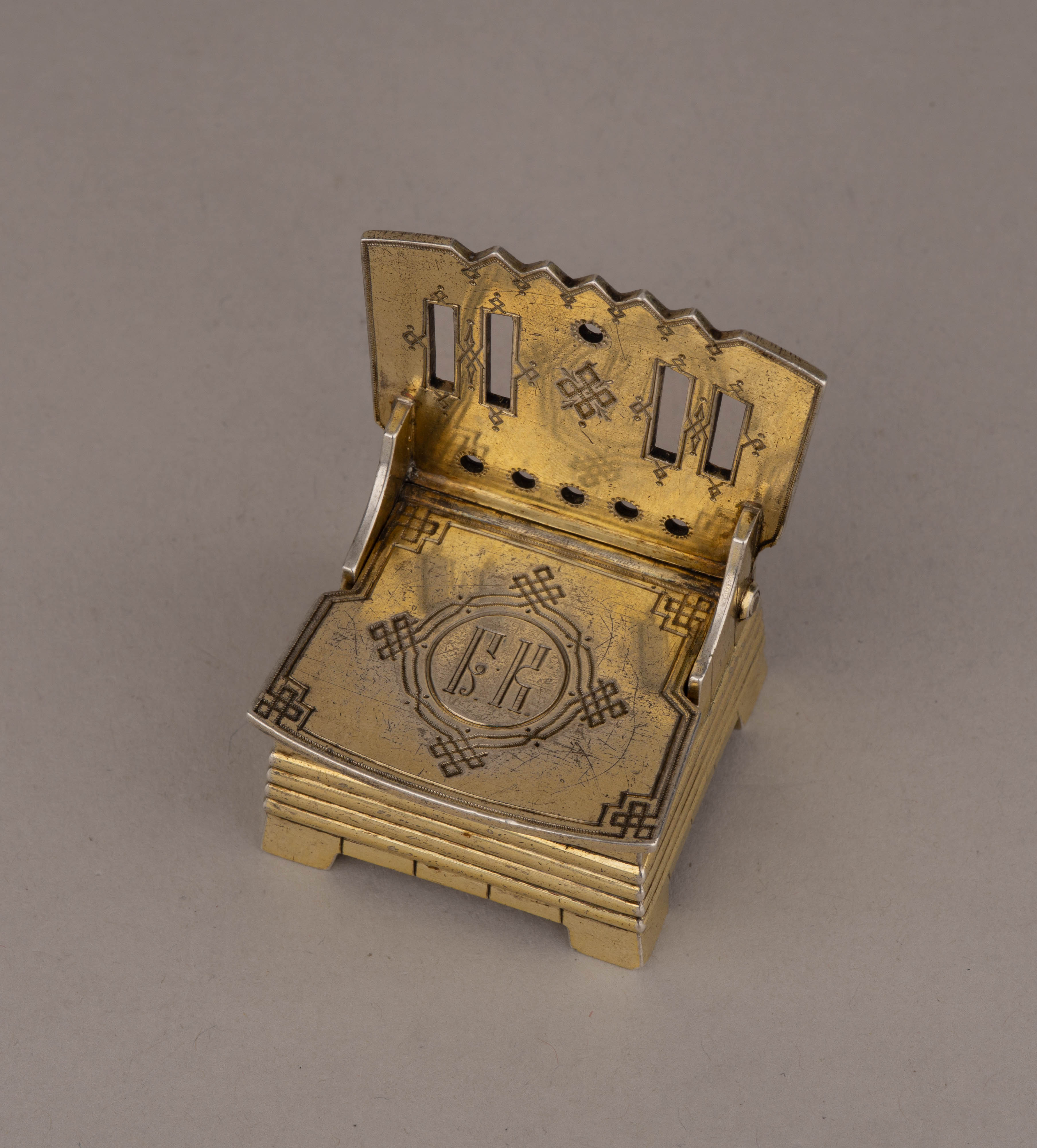 (Сазиков) Солонка «стульчик». 
Россия, Санкт-Петербург, фирма поставщика двора Сазикова, 1880-е гг.