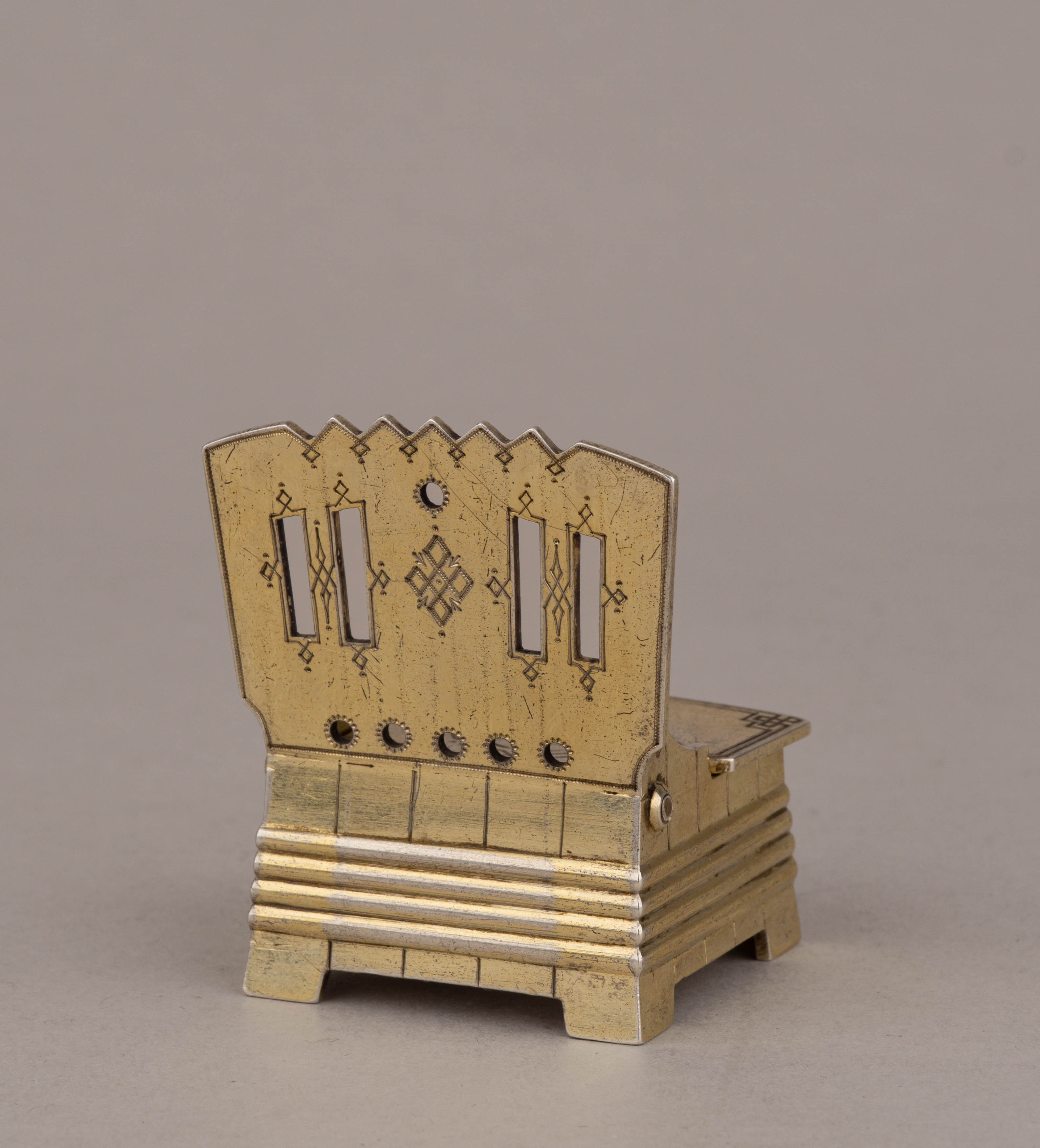 (Сазиков) Солонка «стульчик». 
Россия, Санкт-Петербург, фирма поставщика двора Сазикова, 1880-е гг.