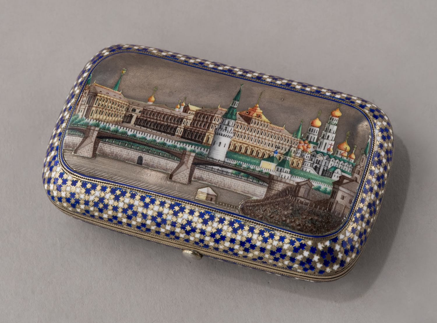 (Хлебников) Портсигар с живописным панорамным видом Москвы.
Россия, фирма Поставщика двора И. Хлебникова, 1870-е годы.