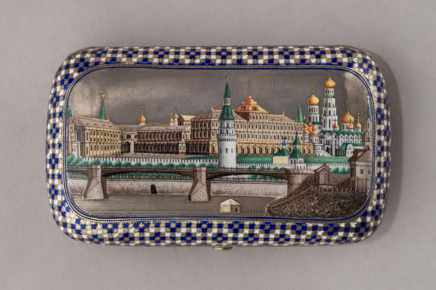 (Хлебников) Портсигар с живописным панорамным видом Москвы.
Россия, фирма Поставщика двора И. Хлебникова, 1870-е годы.