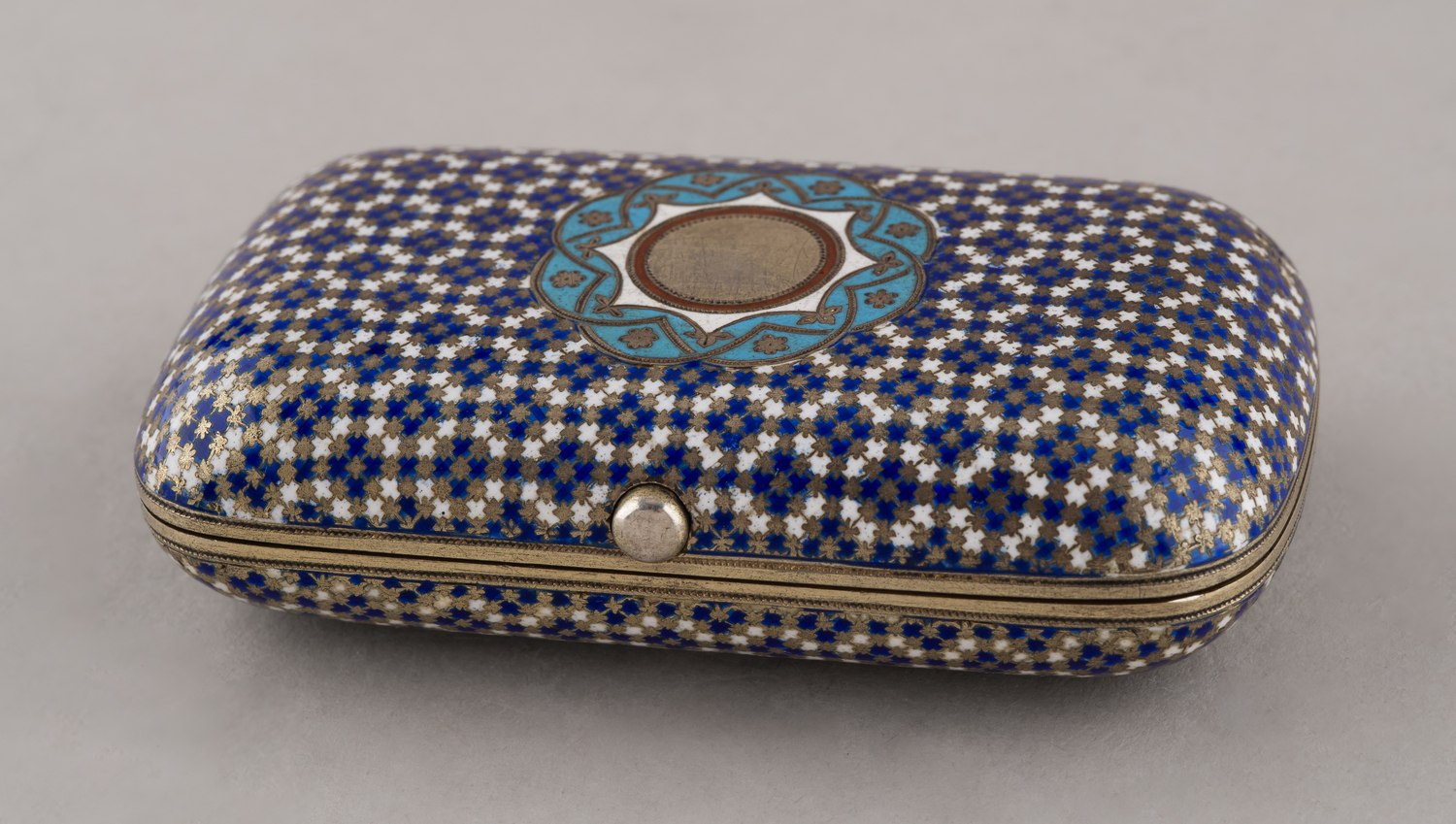 (Хлебников) Портсигар с живописным панорамным видом Москвы.
Россия, фирма Поставщика двора И. Хлебникова, 1870-е годы.