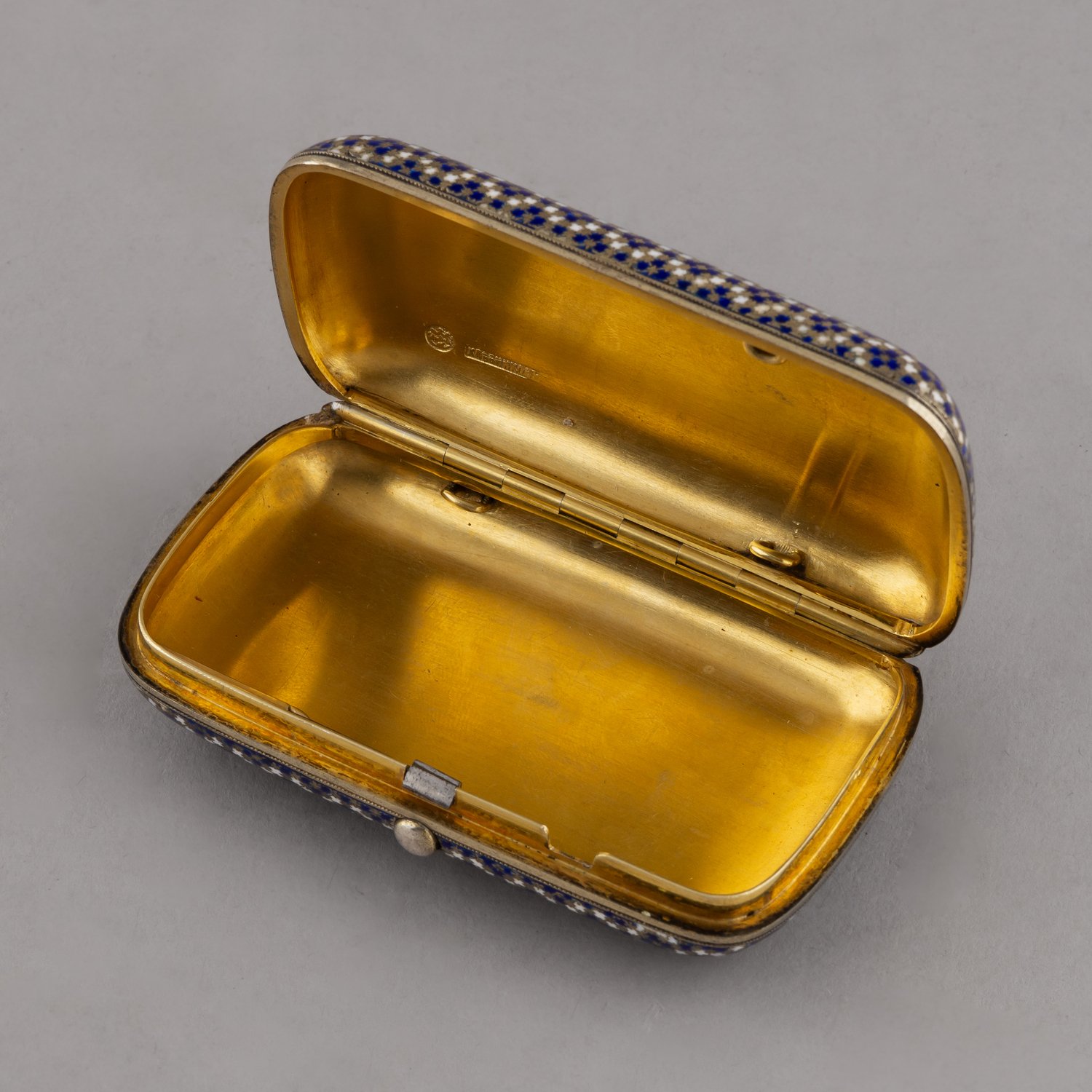 (Хлебников) Портсигар с живописным панорамным видом Москвы.
Россия, фирма Поставщика двора И. Хлебникова, 1870-е годы.