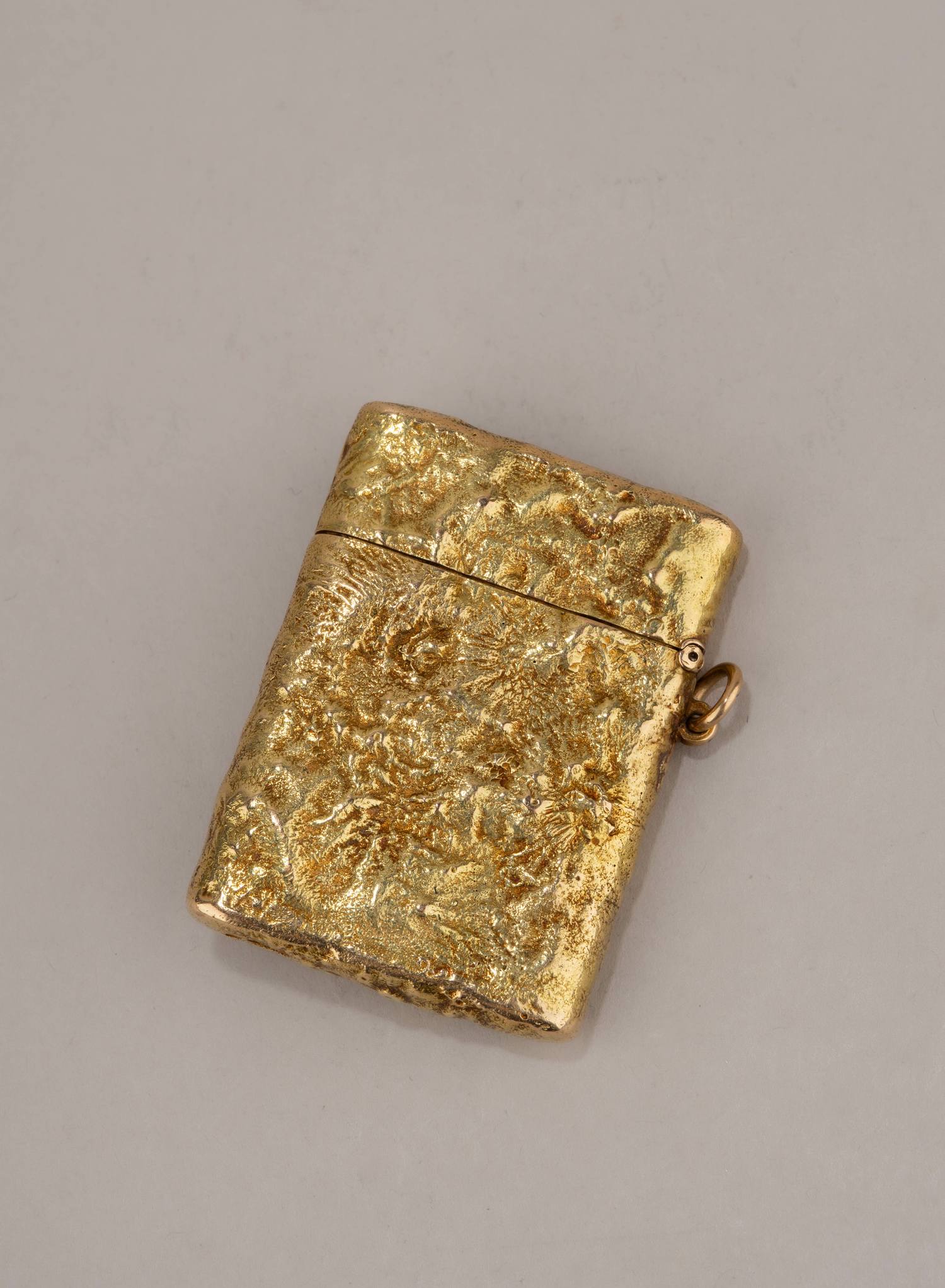 (С экспертизой. 2-я Киевская артель) Зажигалка в золотом футляре.
Россия, Вторая Киевская артель, 1900-1910-е годы.