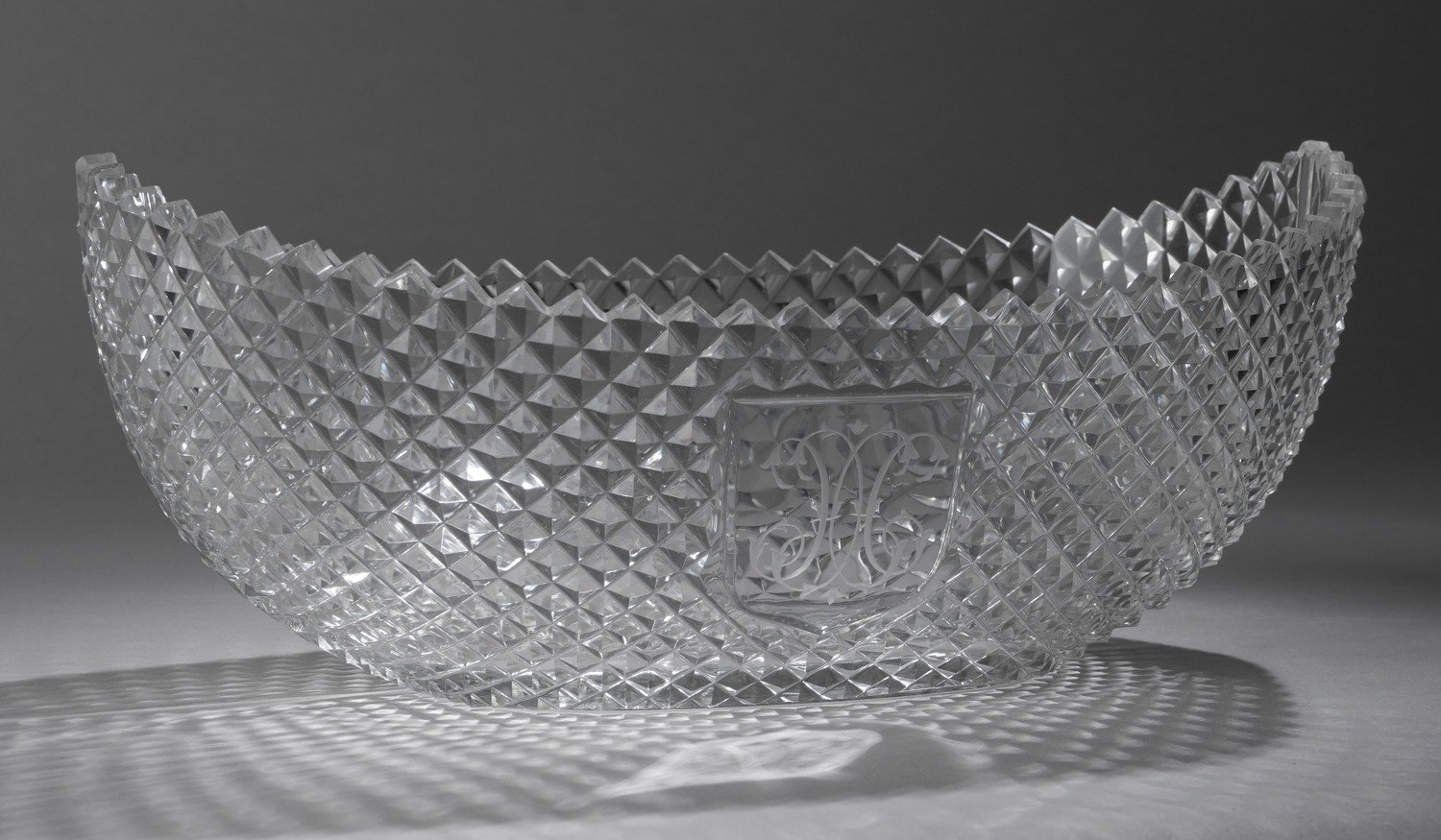 Ваза-«ладья» с алмазной гранью и владельческой монограммой в щите. Россия, конец XIX века.