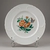 (Императорский фарфоровый завод) Тарелка с изображением шиповника и бабочки. 
Россия, Императорский фарфоровый завод, белье – сервиз «Капустный лист». 1840–1855 годы.