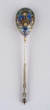 (Фаберже) Ложка в стиле модерн с эмалью.
Россия, Москва, фирма Поставщика Высочайшего Двора К. Фаберже, 1908-1917 годы.