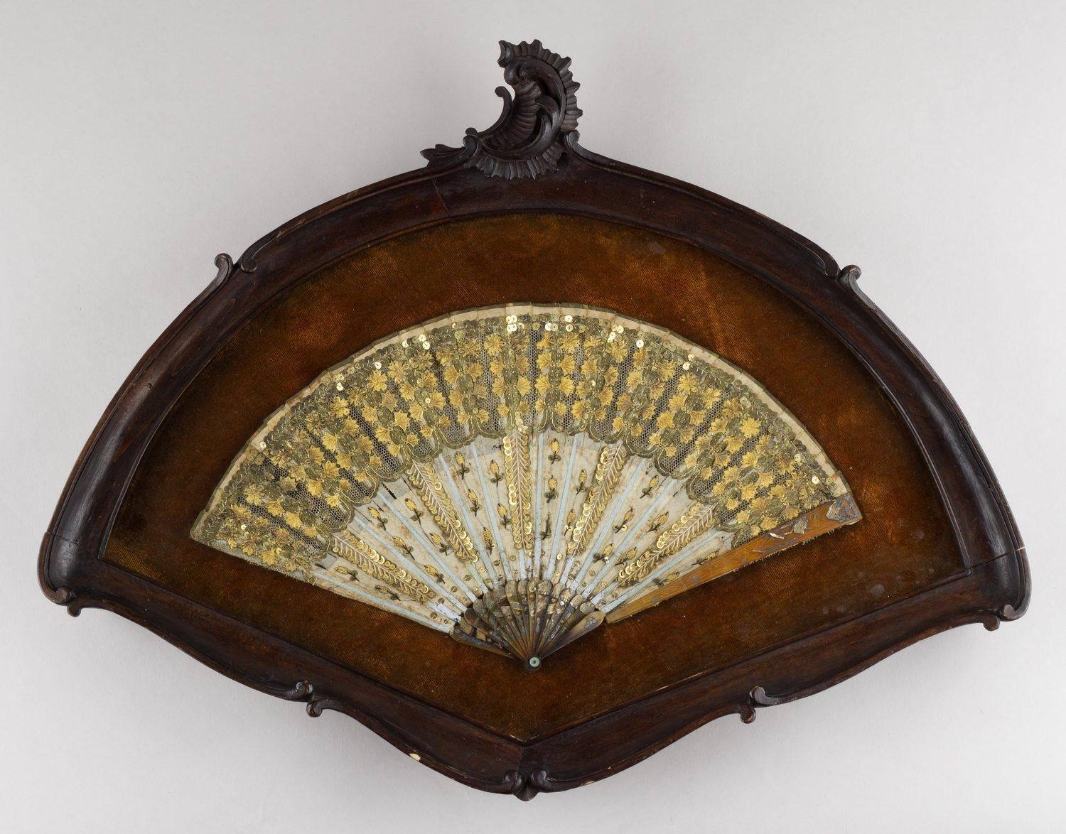 (Из собрания семьи Шверника Николая Михайловича) Веер в стиле ампир в раме, под стеклом. Западная Европа. XIX век.