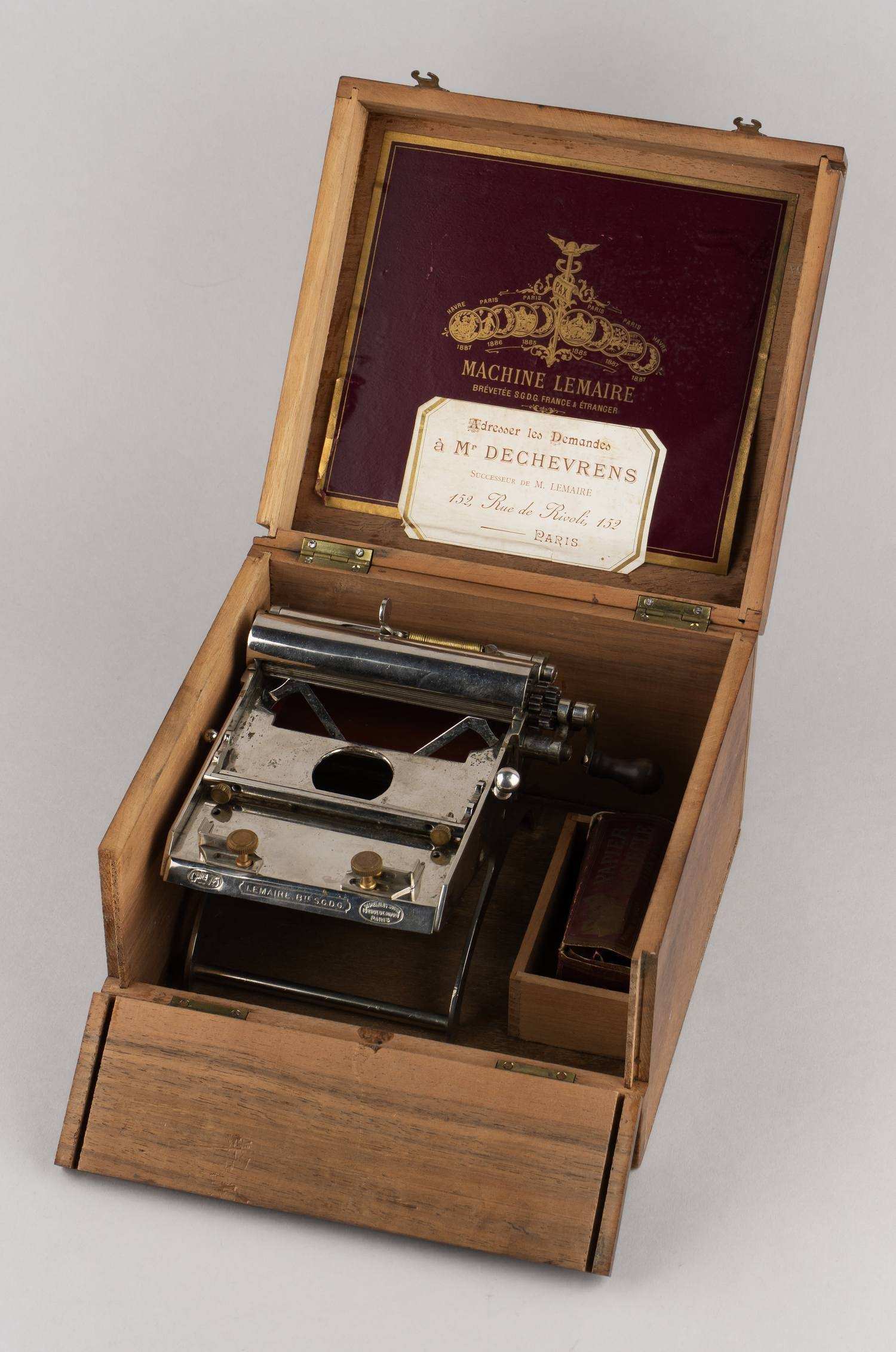 Машинка для скручивания сигарет в футляре с папиросной бумагой. Франция. Lemaire 1885–1900 гг.