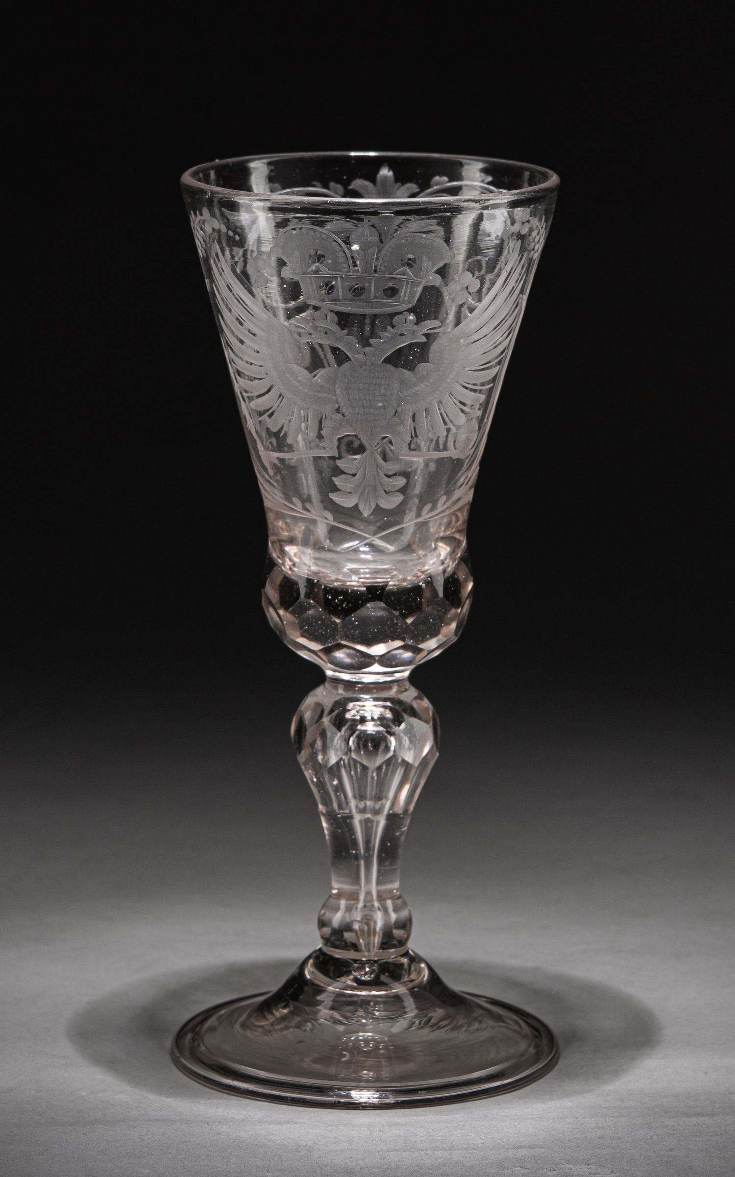 (С экспертизой) Кубок с изображением двуглавого орла. <br>Россия, Петербургский казенный стекольный завод, конец 1740 - начало 1750-х годов.