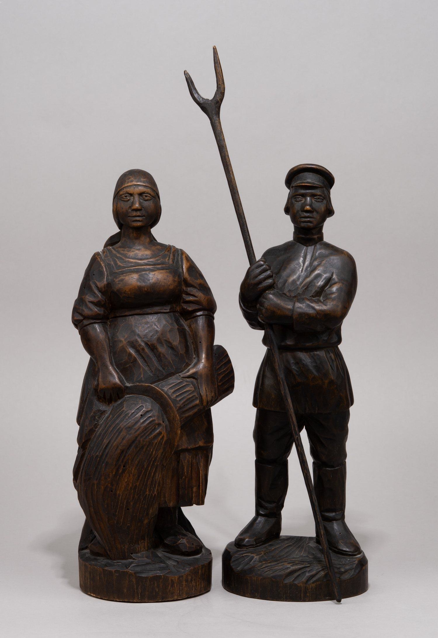 (С экспертизой. Ученик Малевича) Пара деревянных скульптур «Крестьянка с серпом и снопом» и «Крестьянин с вилами».
Россия, автор – Кудряшов Иван Алексеевич, 1920-е годы.