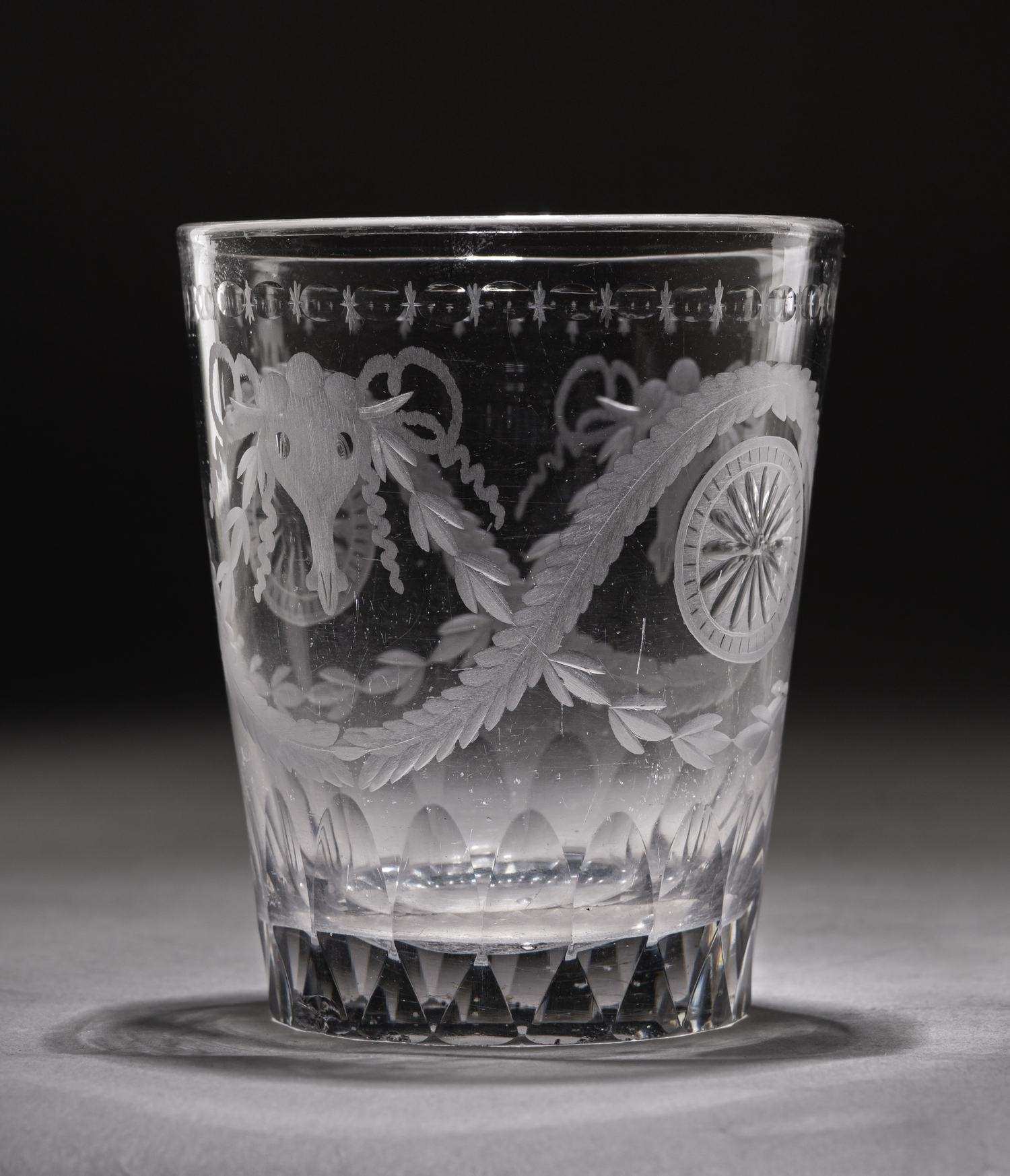 Стакан с изображением трех букраний и гирлянд. 
Россия, первая четверть XIX века.