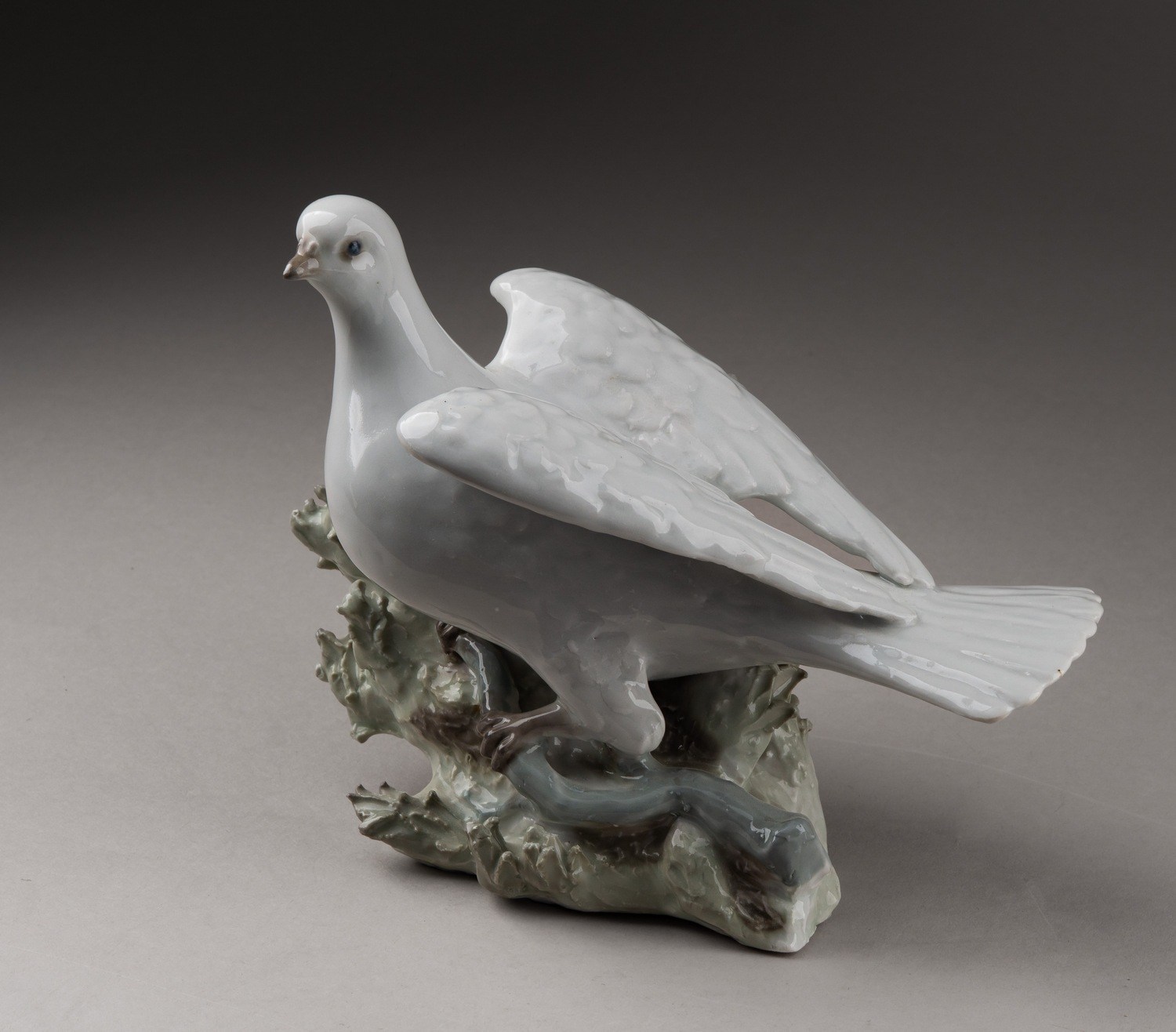(Сотников) Скульптура «Голубка на ветке».
СССР, Дулевский фарфоровый завод, автор (скульптор и художник) – Сотников А.Г., 1954-1960-е годы (модель 1954 годы).