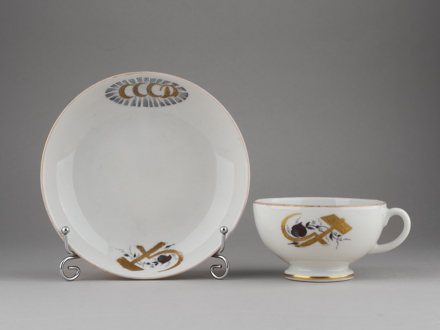 (Чехонин) Чайная пара из сервиза «Юбилейный».
СССР, Государственный фарфоровый завод, автор формы и росписи – Чехонин С.В., 1920-е годы.