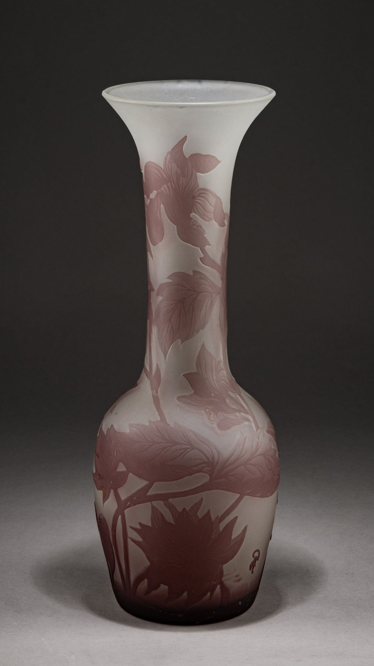 Ваза с изображением клематиса. Франция, начало XX века.